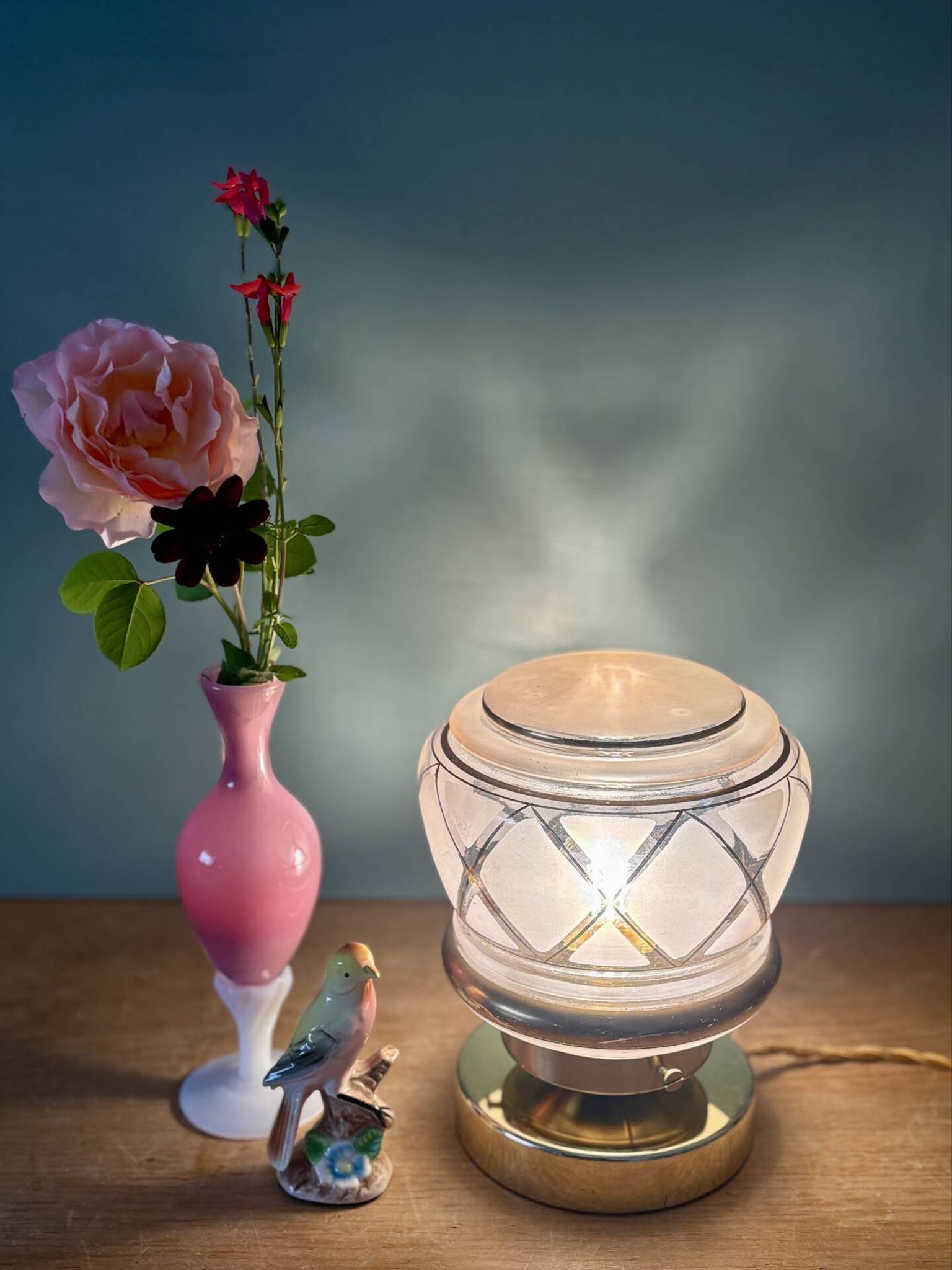 Lampe à poser globe vintage art déco en verre rose et doré