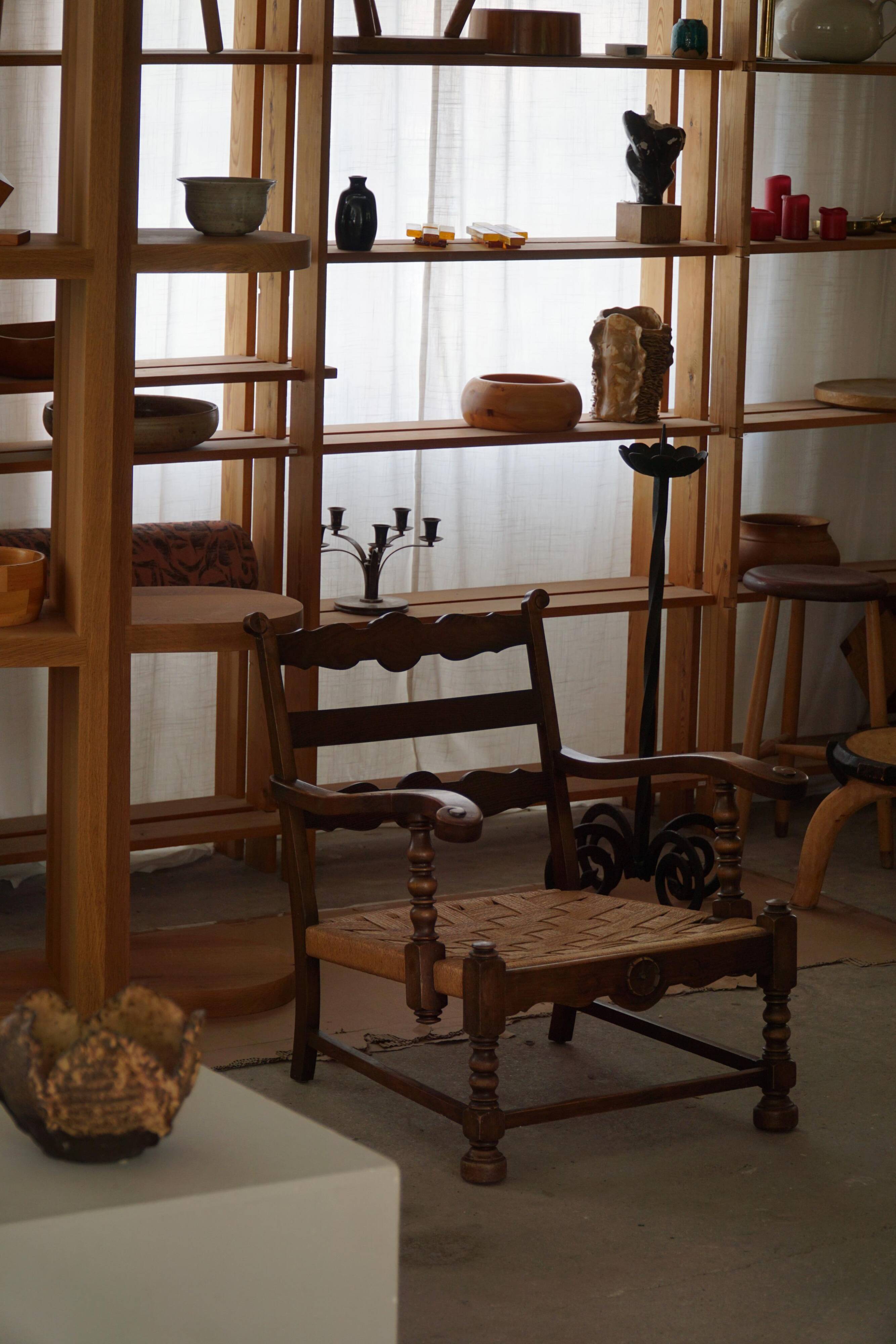 A pair of modern and sculptural vintage Danish armchairs in oak and papercord, 1940s.