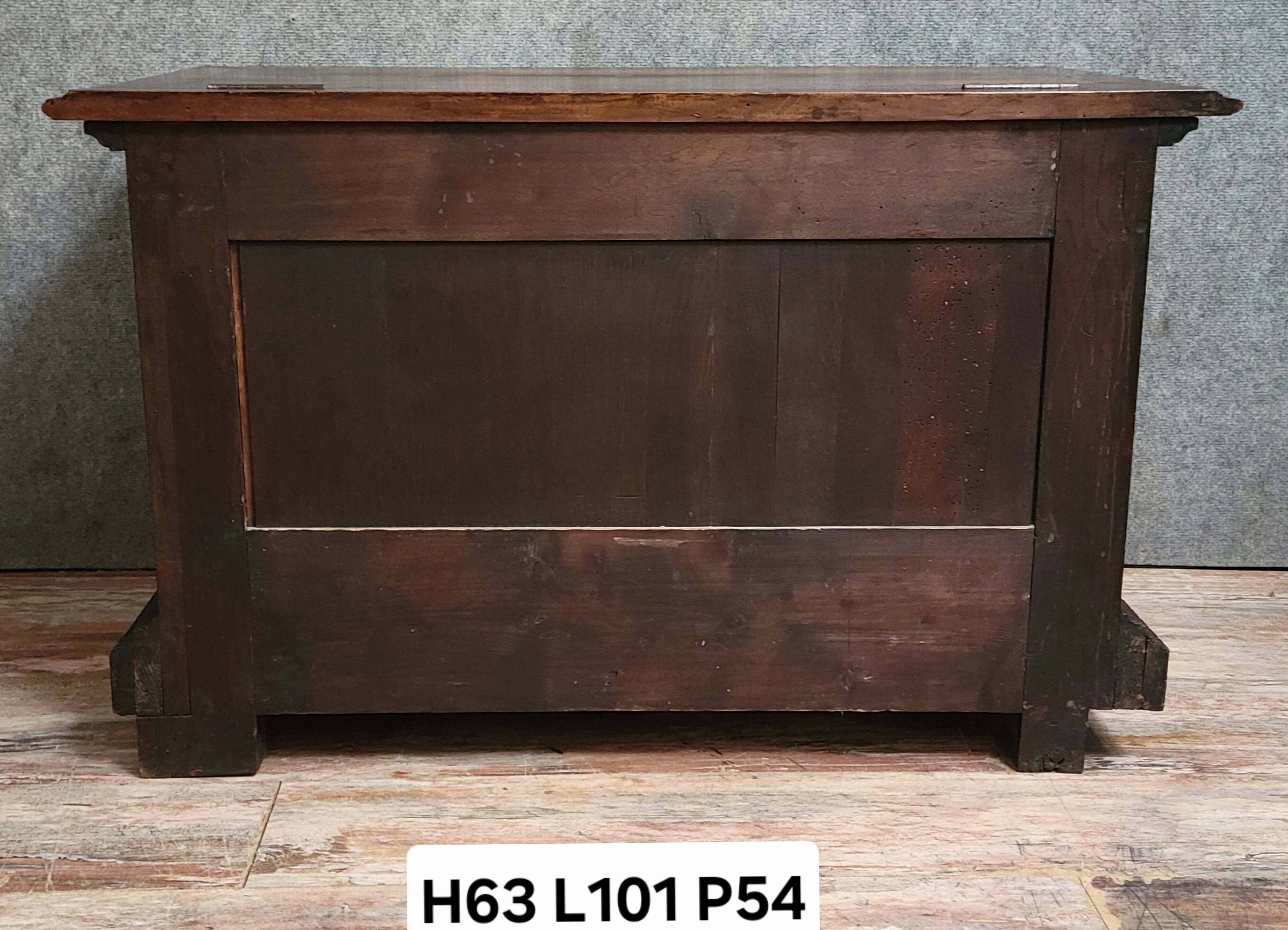 Coffre ancien style Renaissance en noyer massif richement sculpté