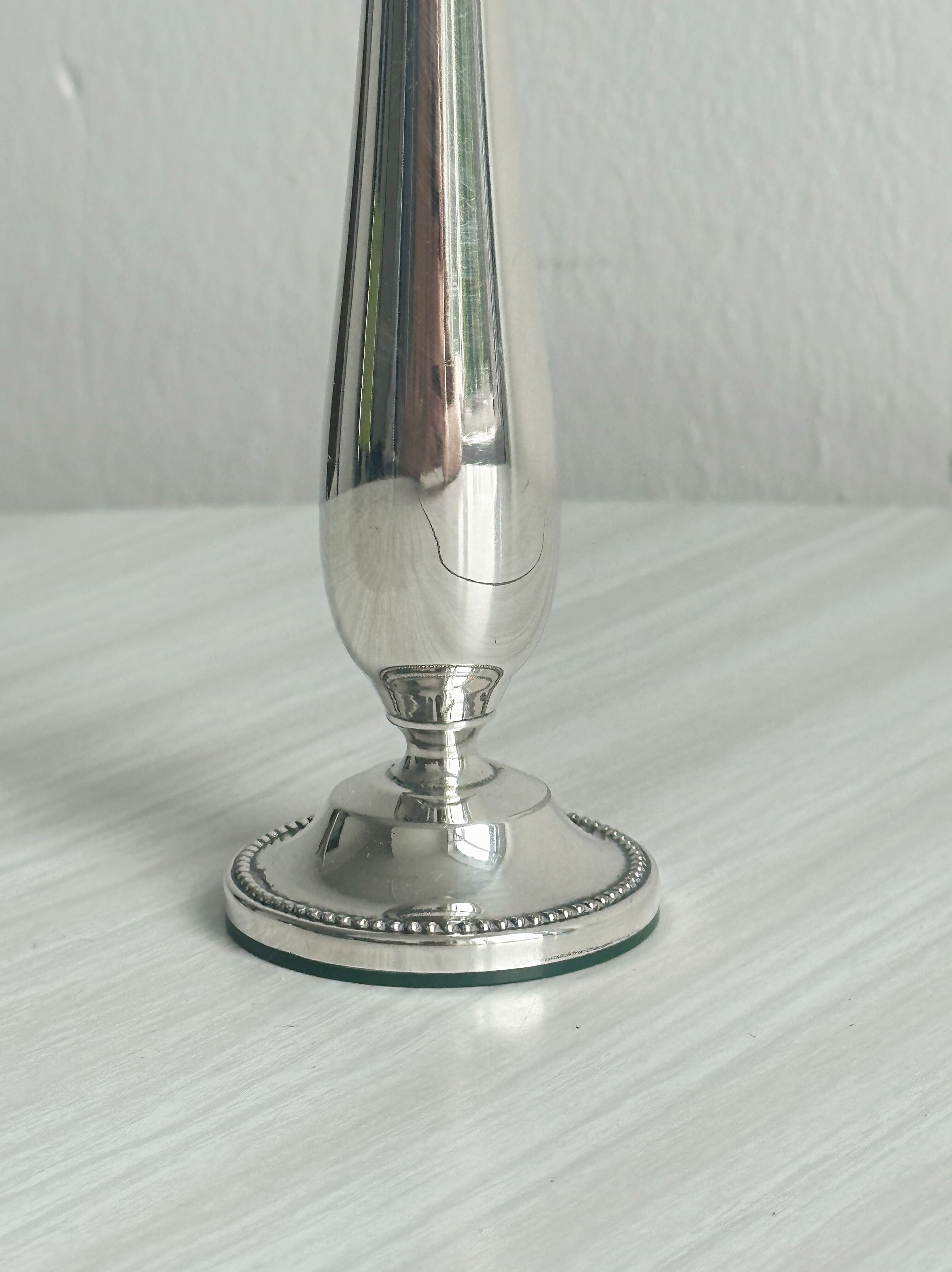 Petit vase soliflore en métal léger