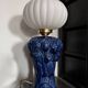 Lampe à poser vintage en céramique bleue et globe blanc plissé