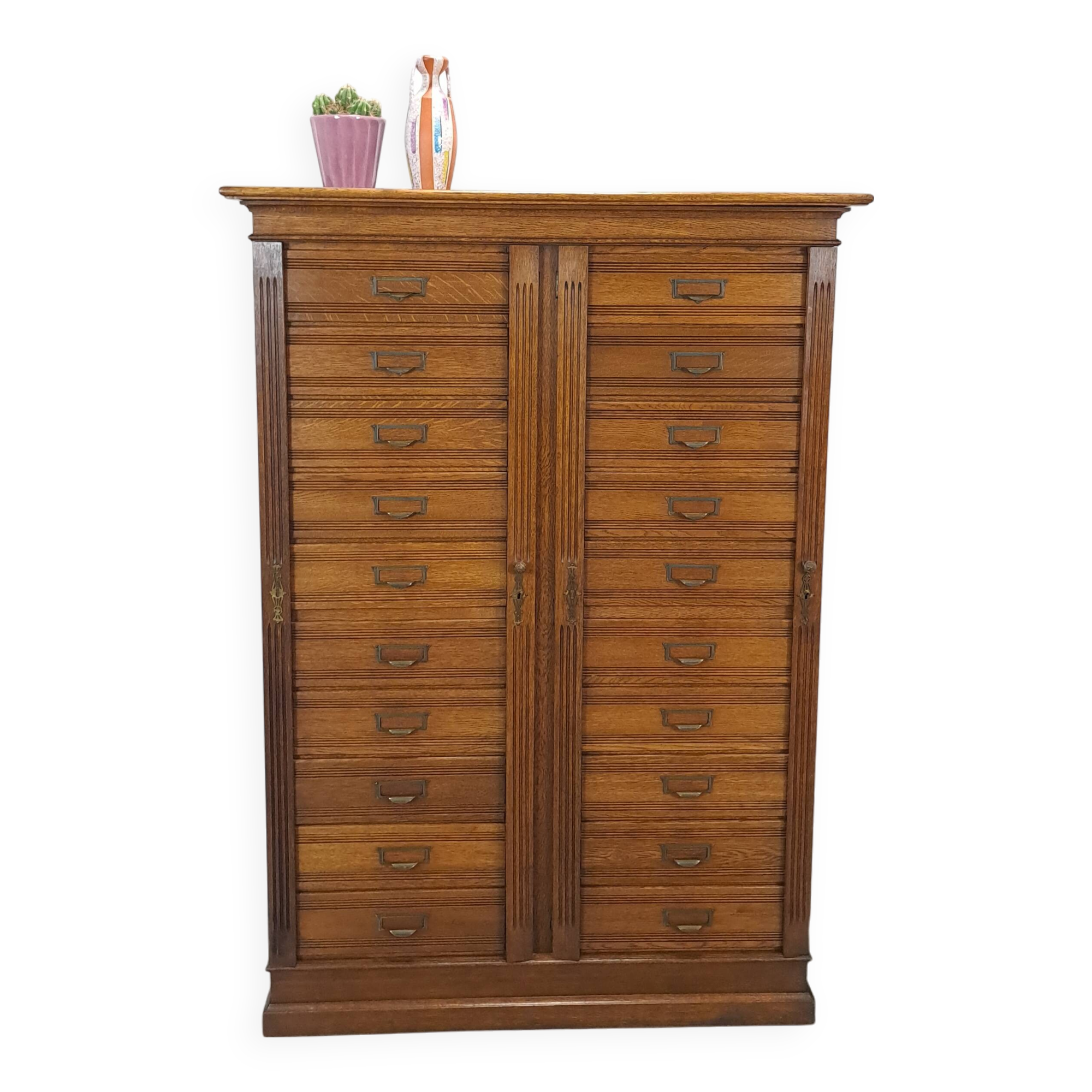 Antieke oude houten archief ladekast