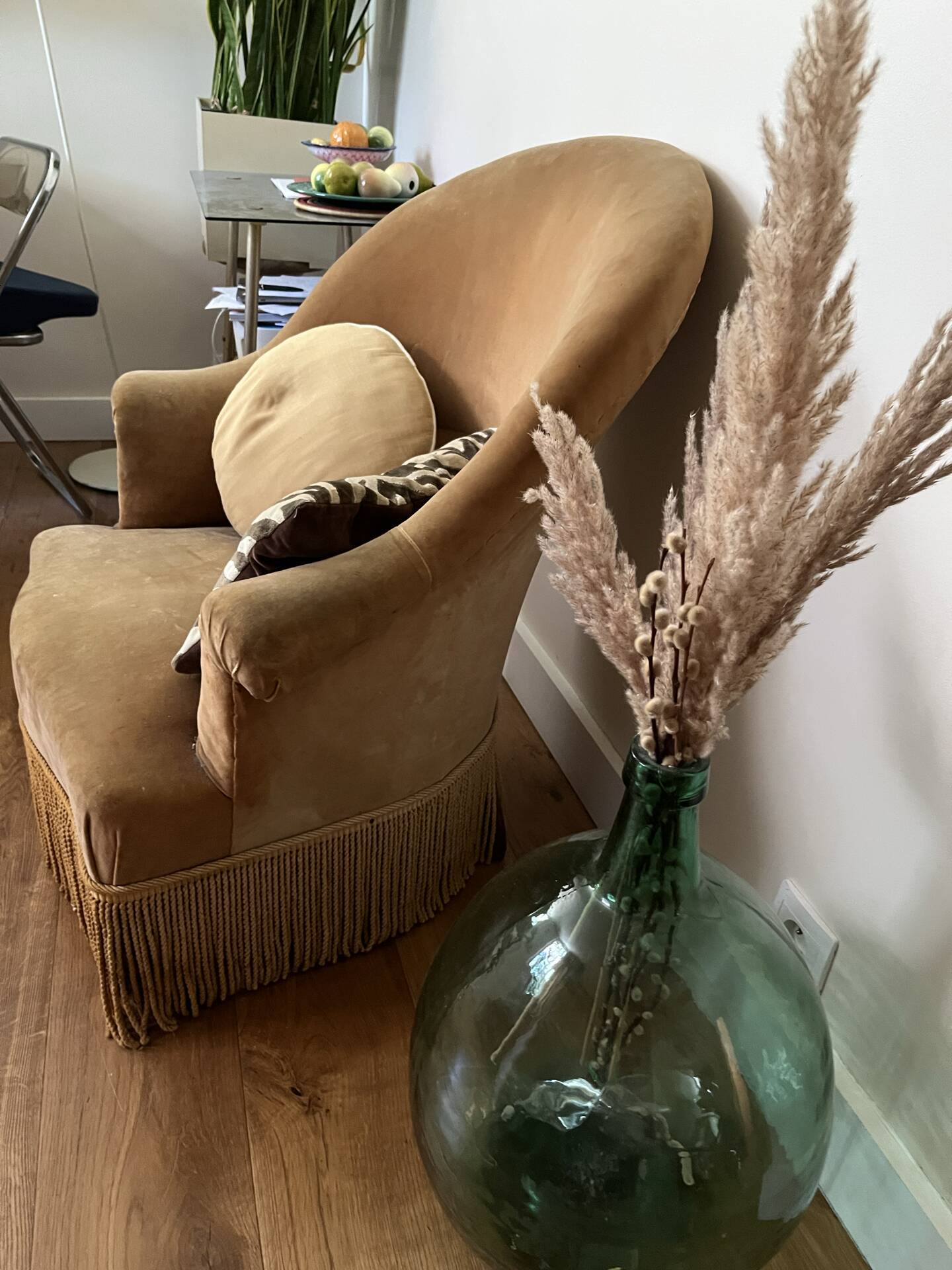 Joli fauteuil crapaud ancien velours moutarde