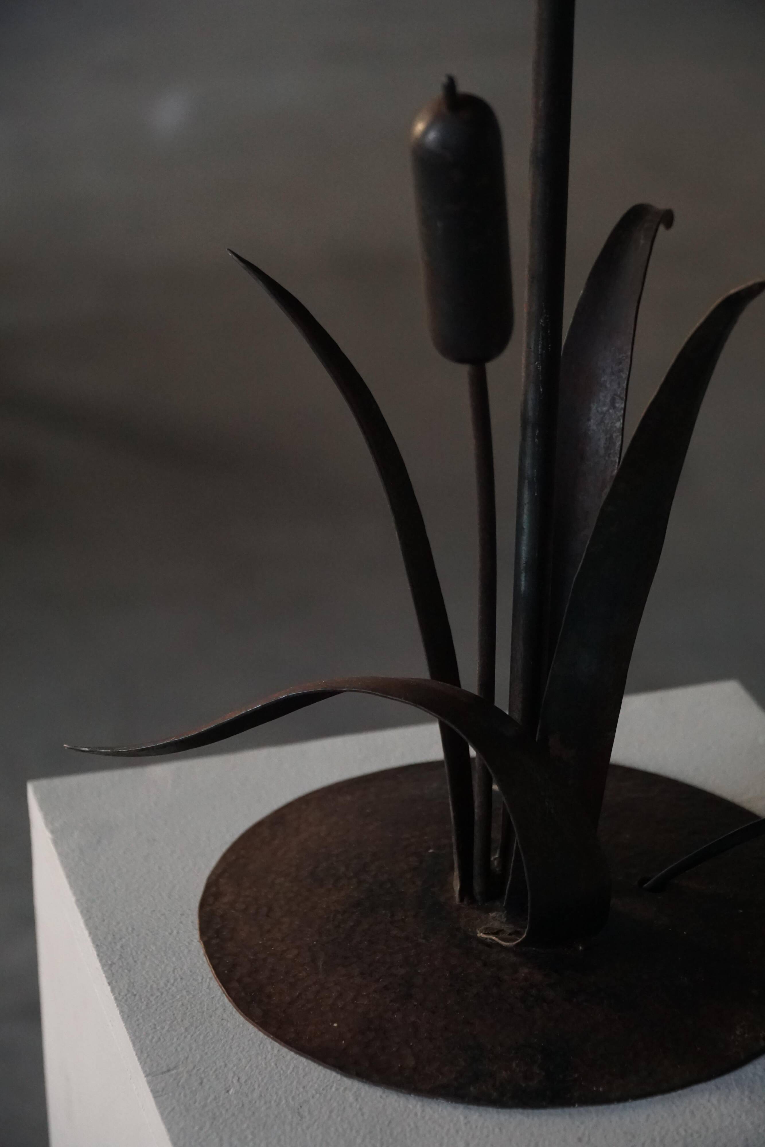 Handcrafted table lamp in wrought iron, organic shape, mid-20th century, 1940s.
