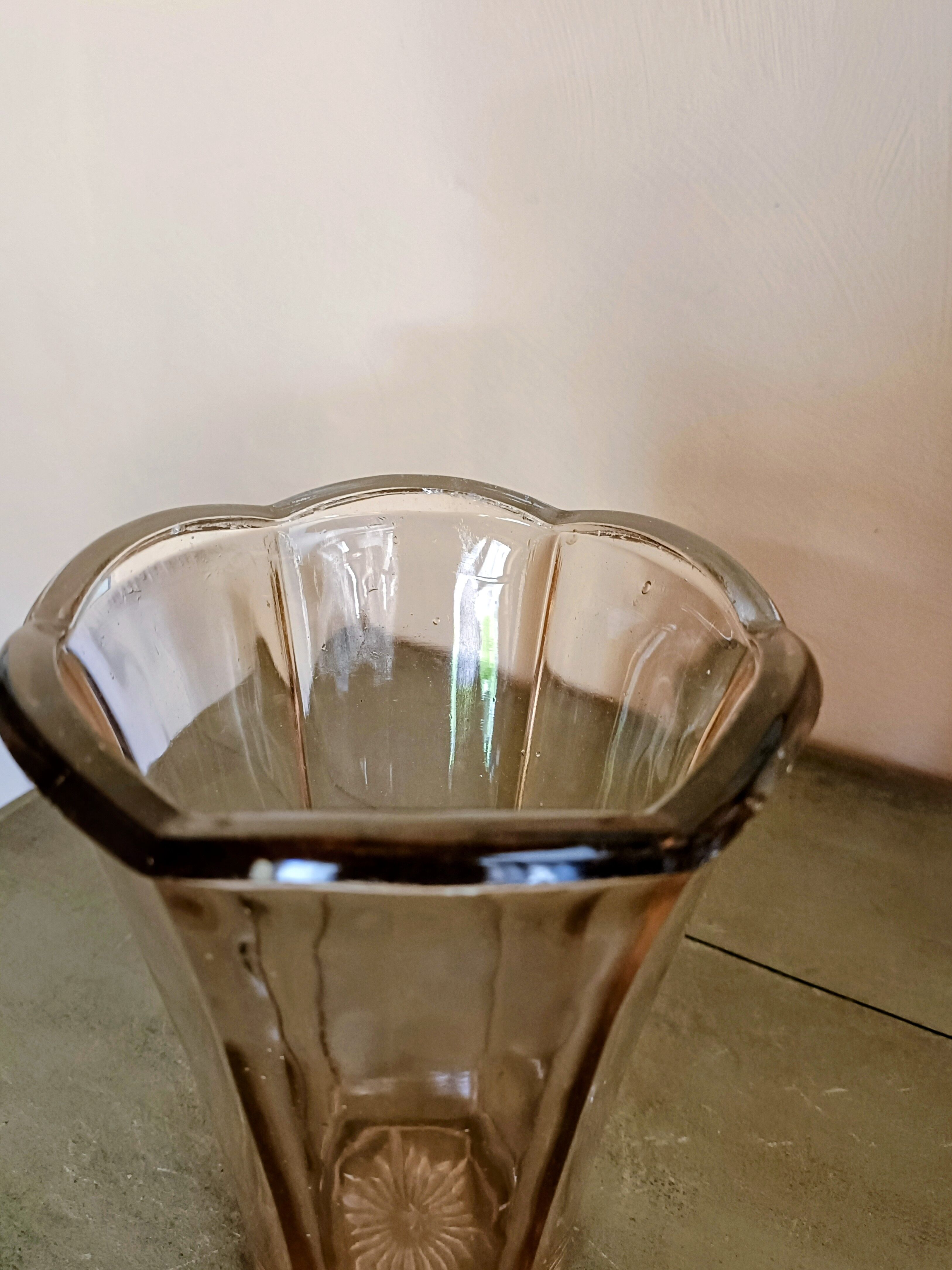 Vase en verre moulé rose , modèle "Fleur"