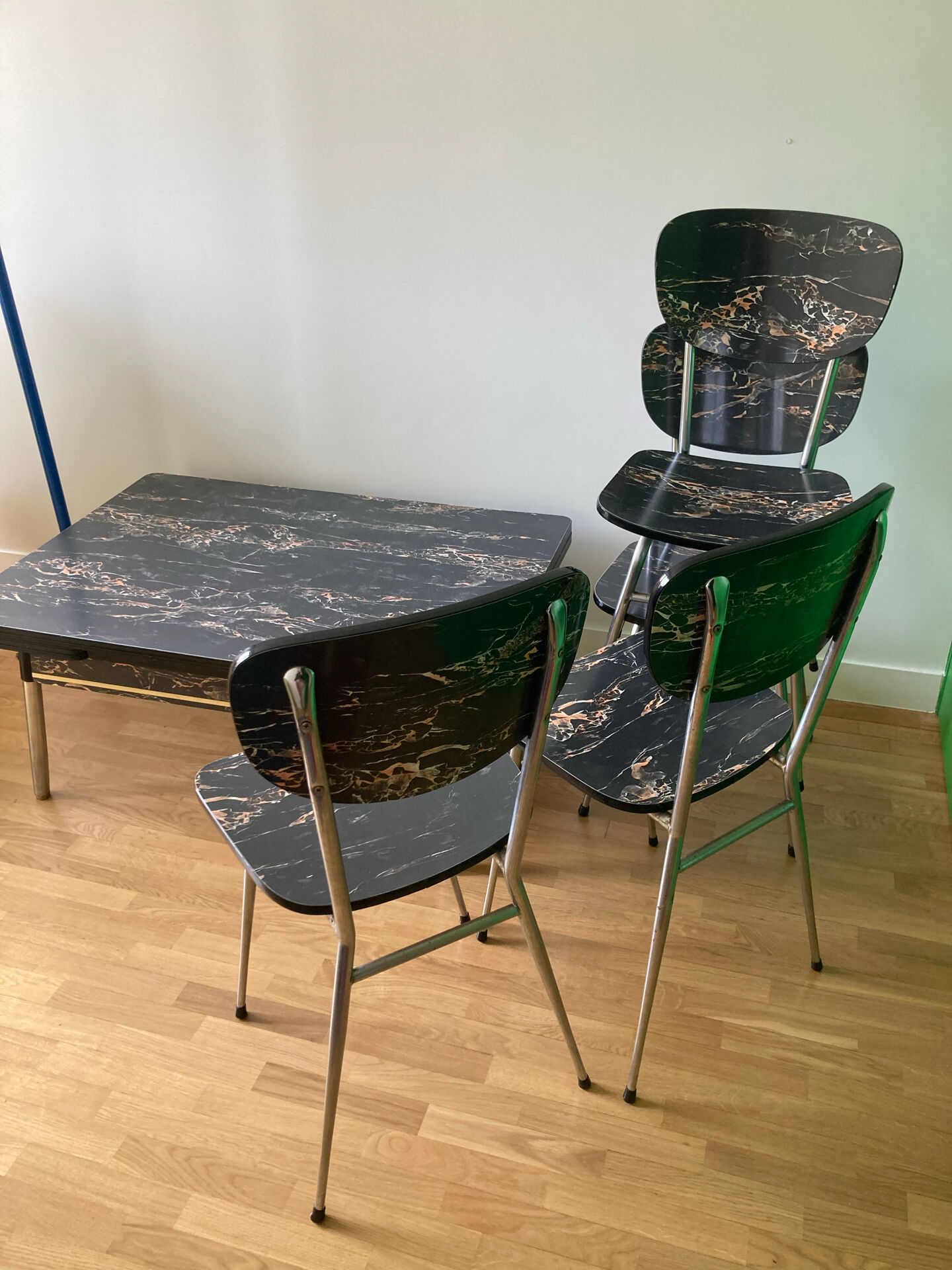 4 chairs and marble effect Formica coffee table