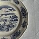 Assiette ancienne en faïence à décor de paysage bleu D24,5