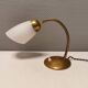 Lampe de table, estimée des années 1950-60. fabriquée en métal, laiton et verre.