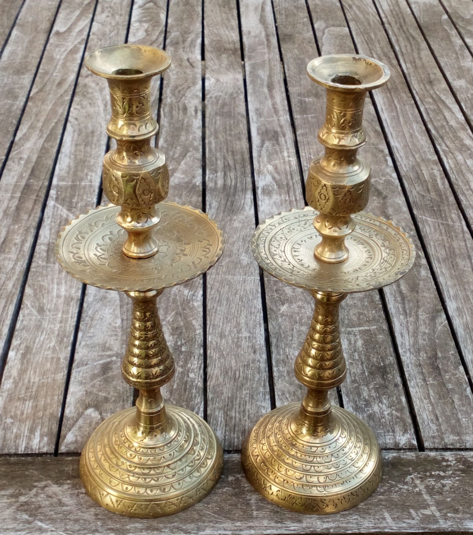 Paire de chandeliers en cuivre jaune ciselé