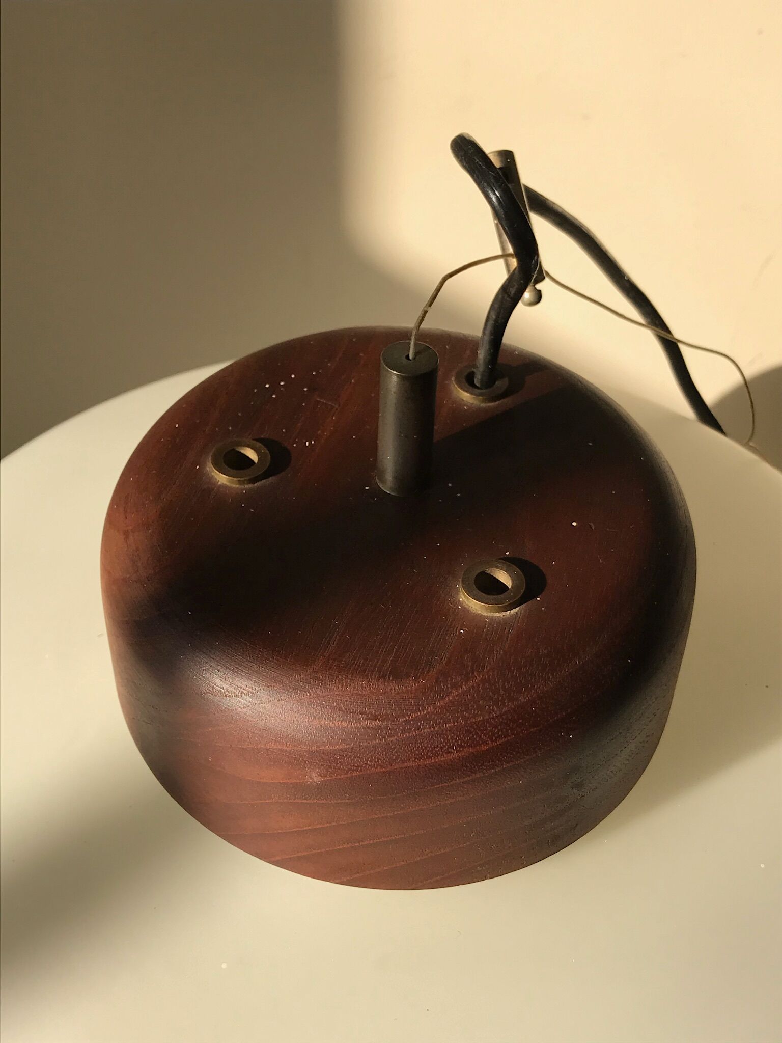 Suspension opaline et teck des années 60