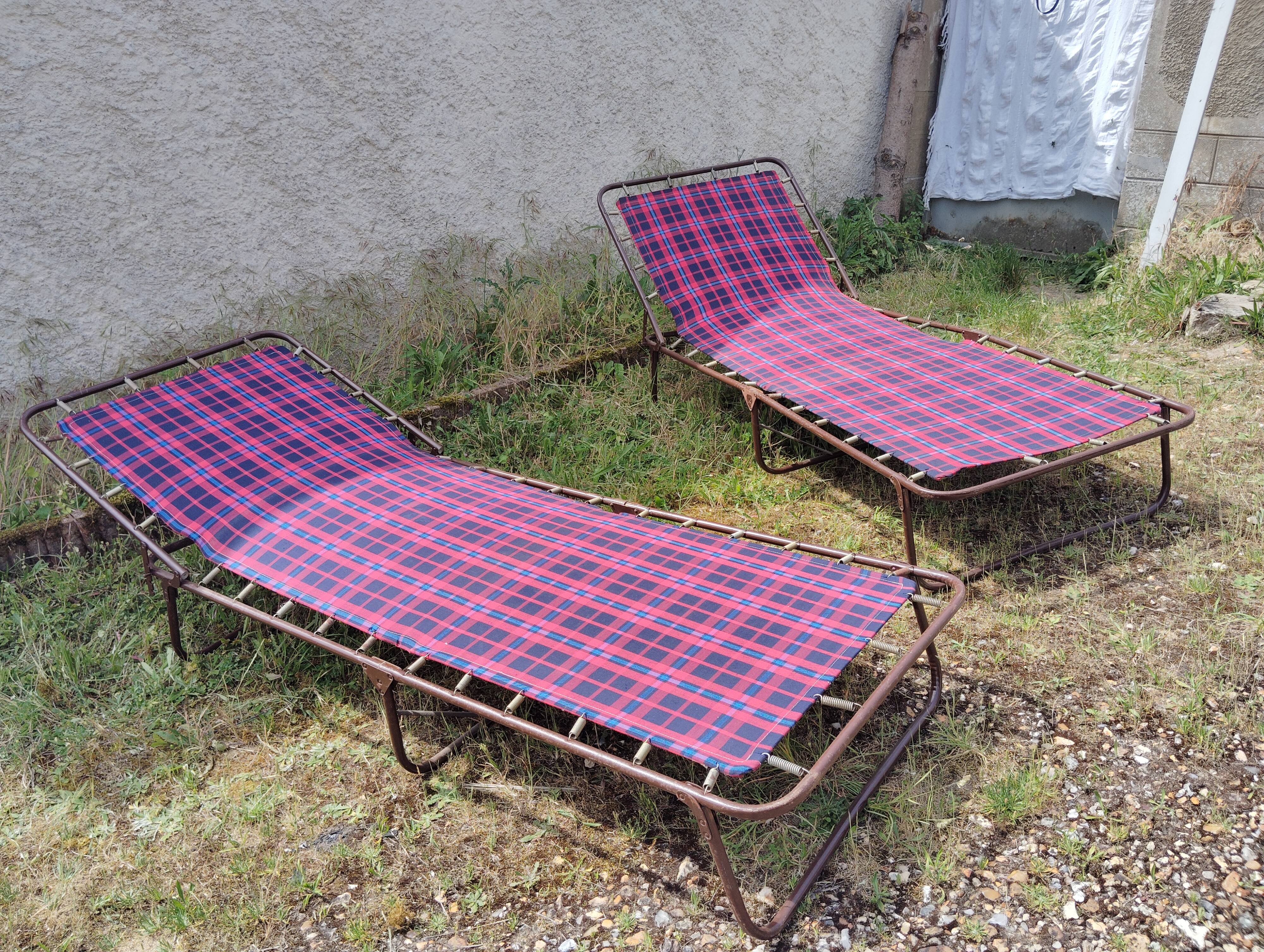 Set 2 camp beds, vintage deckchair.