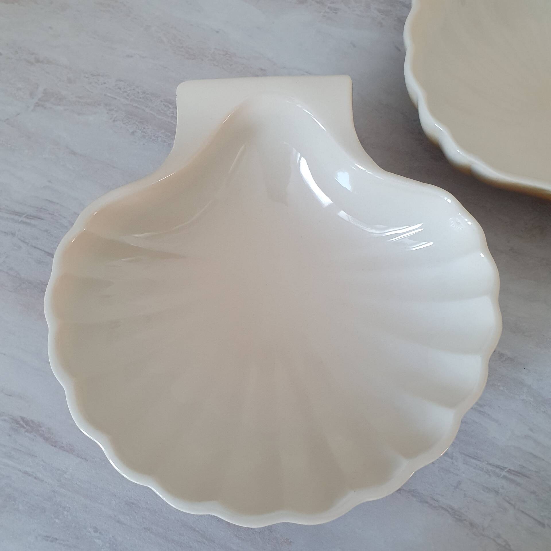 Saladiers coquillage en céramique marron et blanc