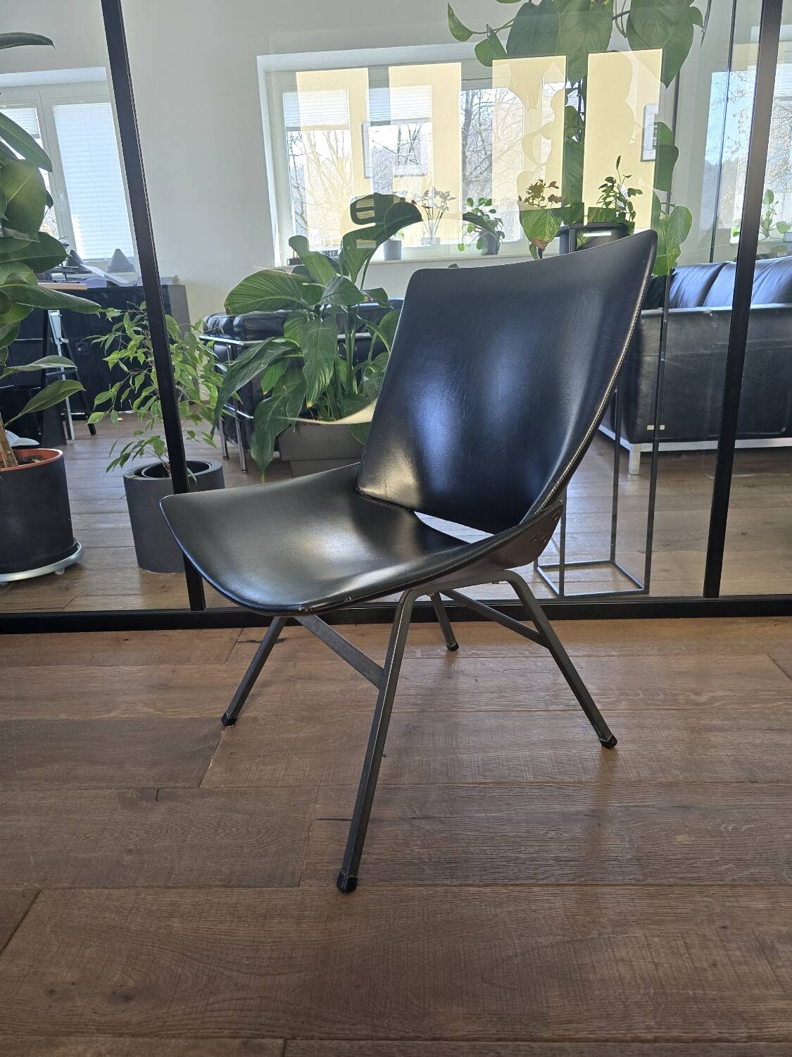 Chaise en simili cuir moderne du milieu du siècle des années 60