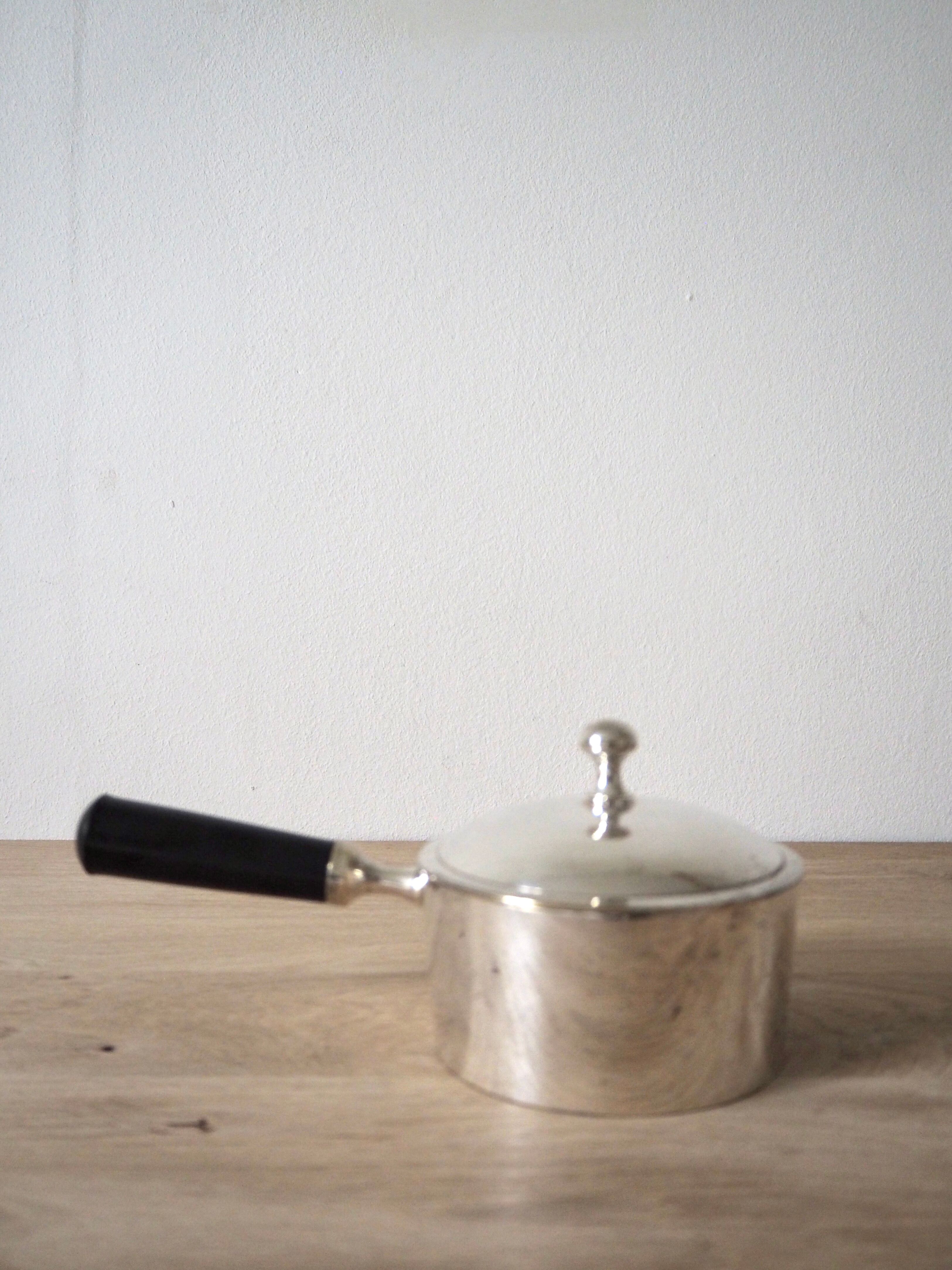 Pot à sauce en argent avec manche