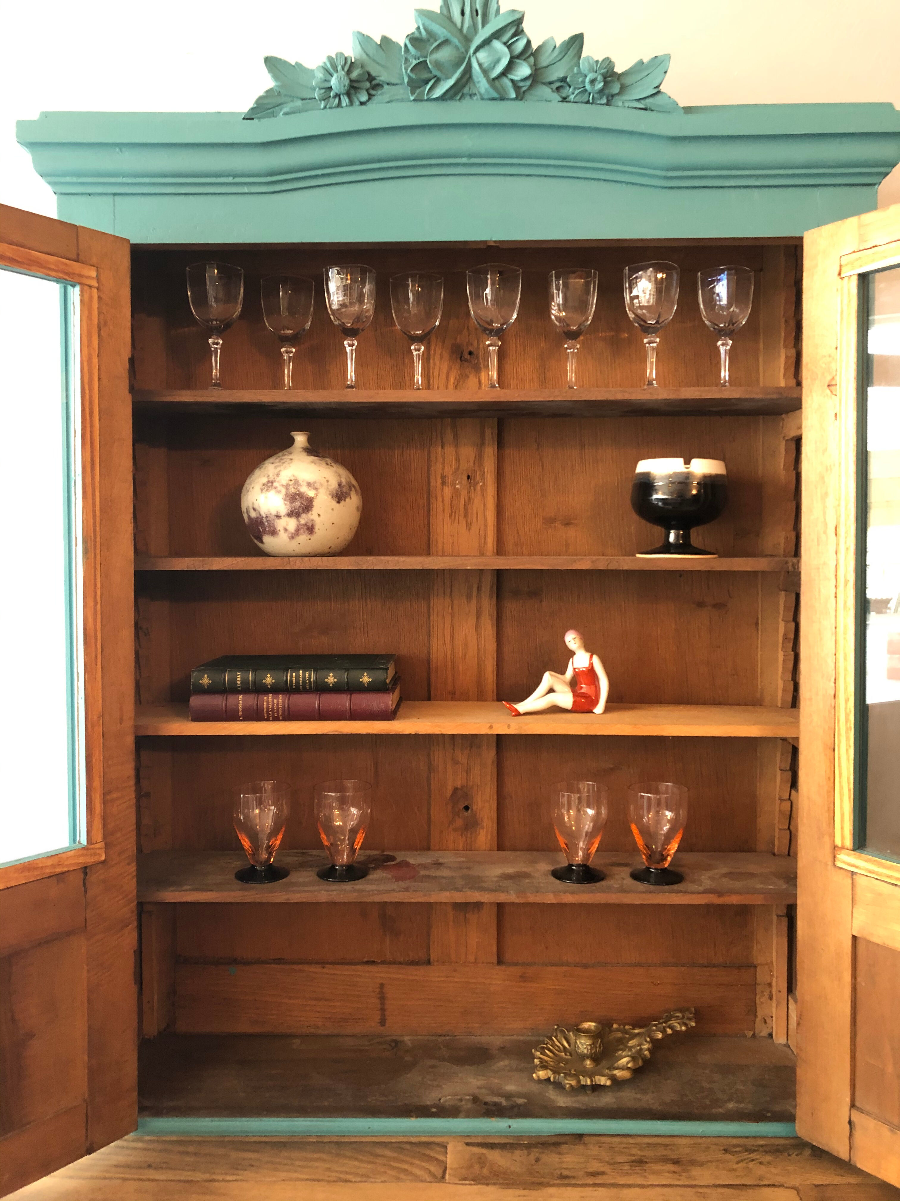 Showcase to be placed or hung