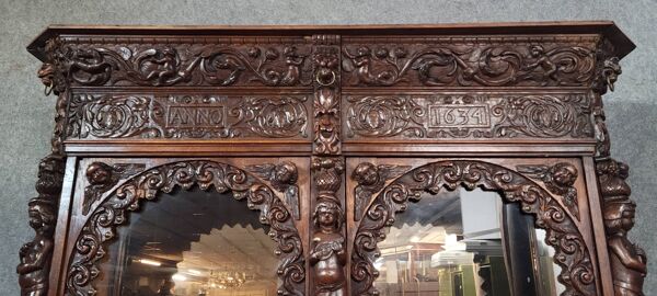 Buffet deux-corps style Renaissance Italienne en chene massif