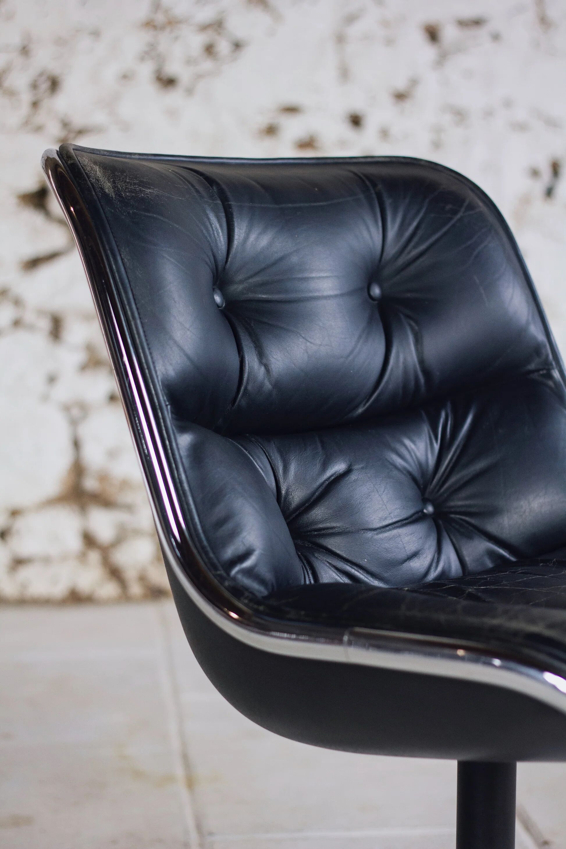 Black leather office chair by Charles Pollock for Knoll