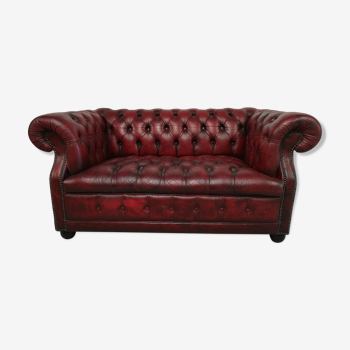 Burgundy chesterfield 2-seater sofa