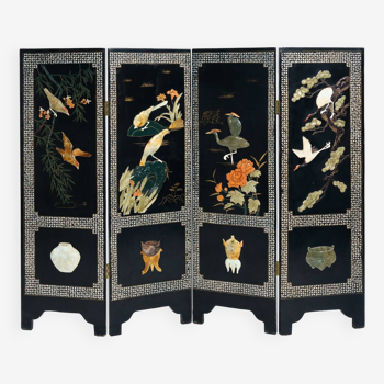 Paravent chinois vintage laqué noir décoré d'oiseaux sculptés en pierre et mosaïque en nacre