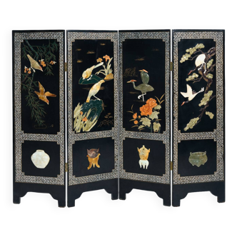 Vintage black laquered chinese roomdivider paravent with stone carved birds, mother of pearl mozaic