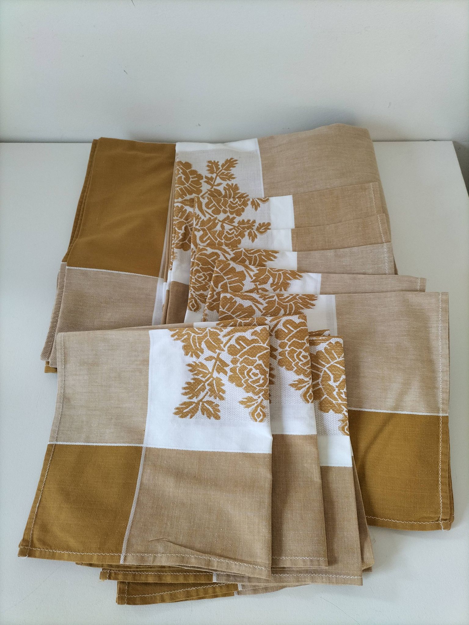 Nappe et 8 serviettes vintage – tons caramel et moutarde dorée