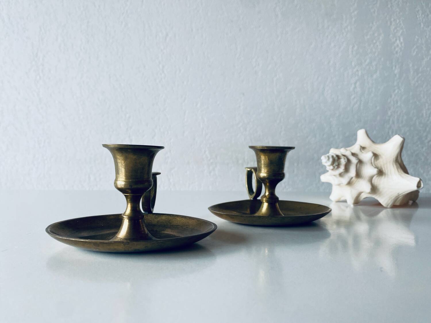 Paire de bougeoirs pouciers en laiton