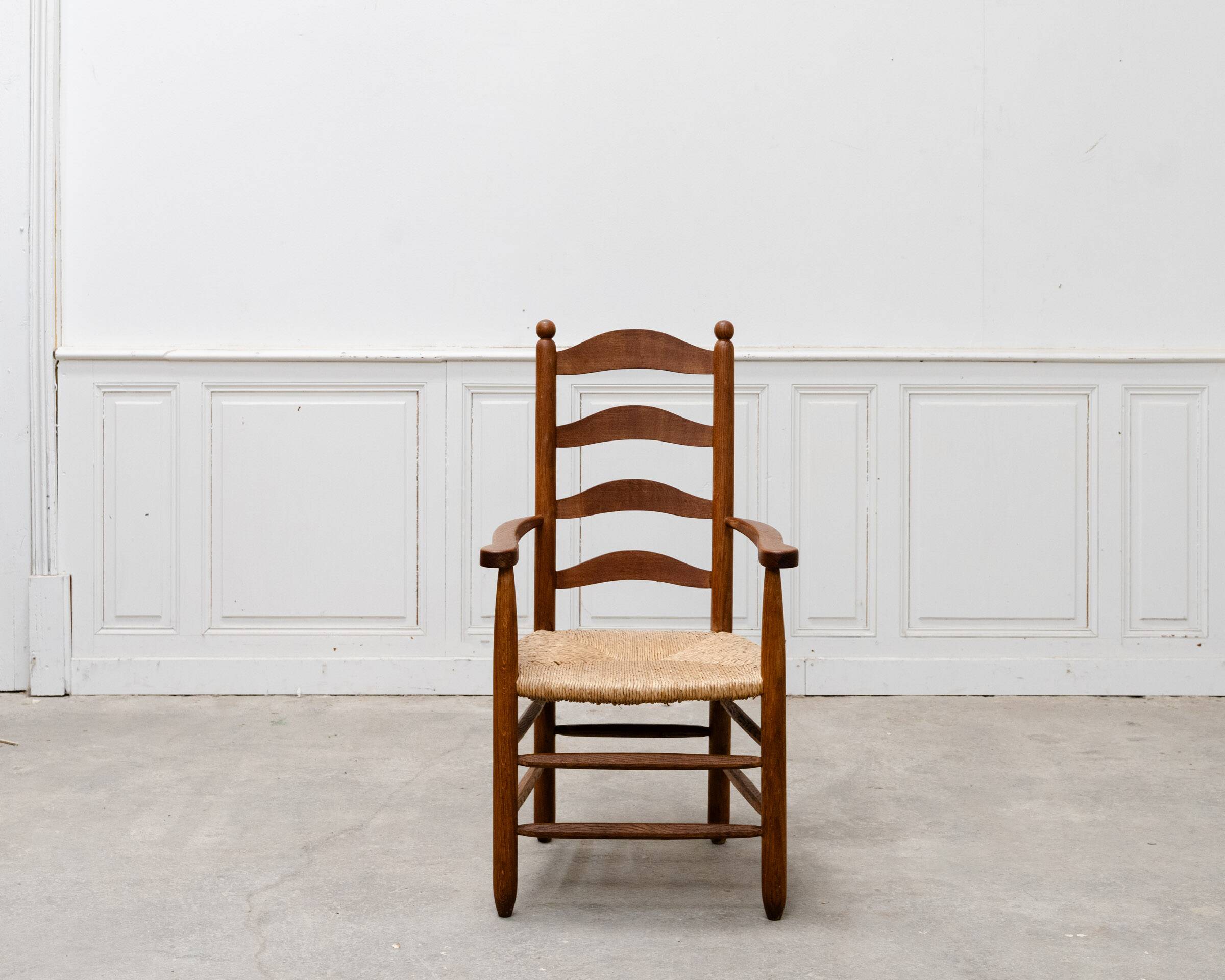 Fauteuil chêne et paille dans l’esprit de Charlotte Perriand 1950