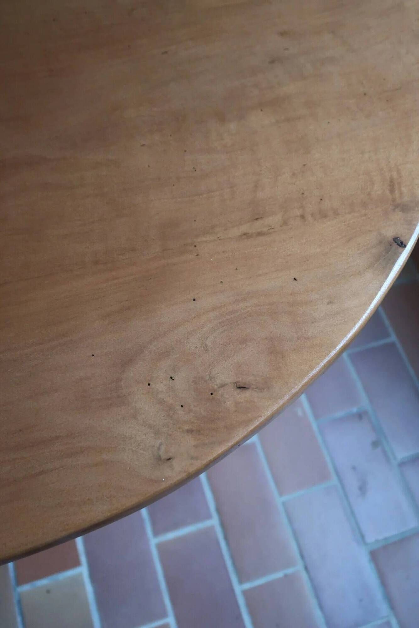 Table ronde en frêne, pied central mouluré, art déco