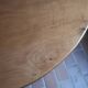 Table ronde en frêne, pied central mouluré, art déco