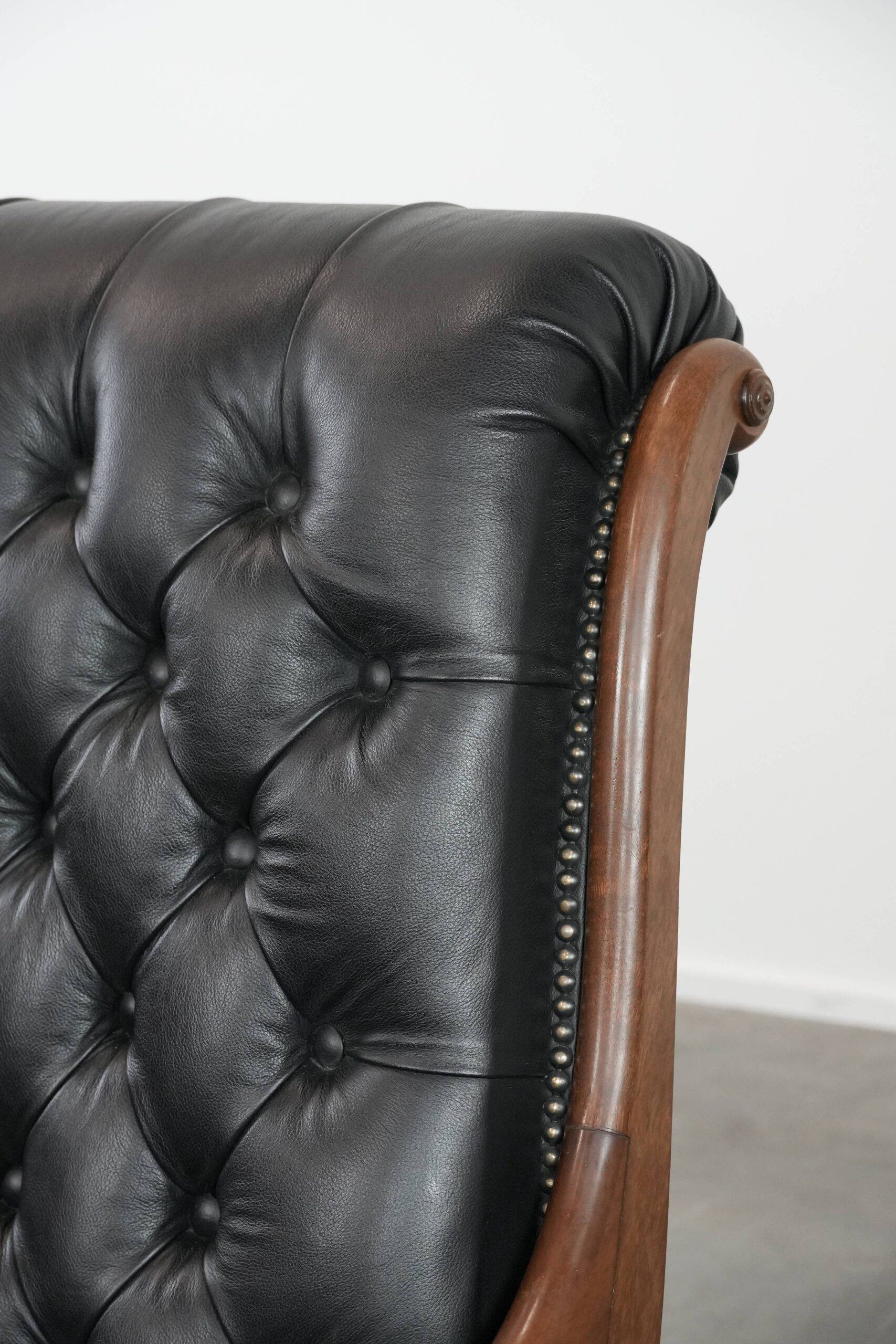 Fauteuil chesterfield en cuir de vachette noir classique et confortable