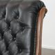 Fauteuil chesterfield en cuir de vachette noir classique et confortable