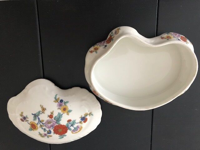 Porcelain candy box with floral motifs, late 19th century