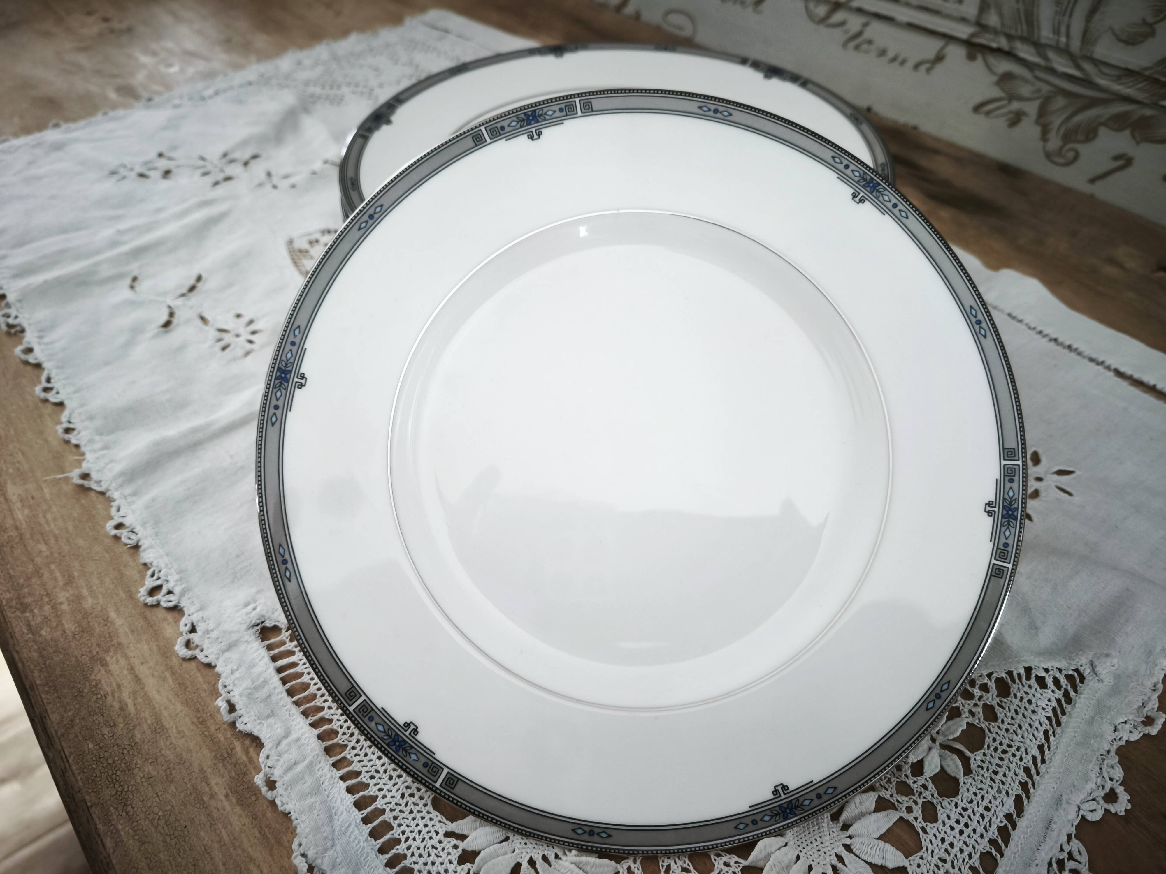 Set of 12 Wedgwood Amherst model porcelain starter/lunch plates.