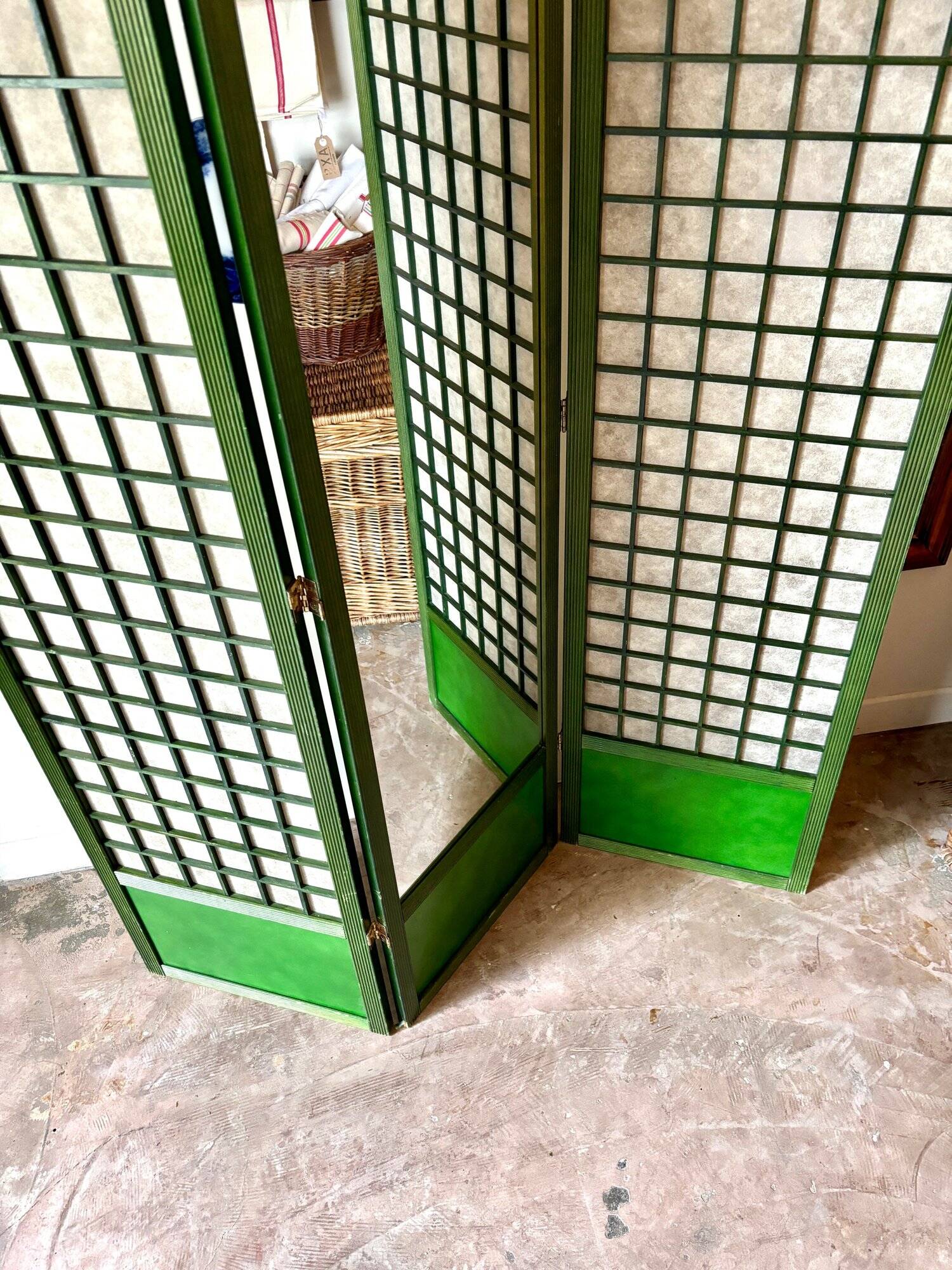 3-leaf screen in green wood, ecru paper and mirror