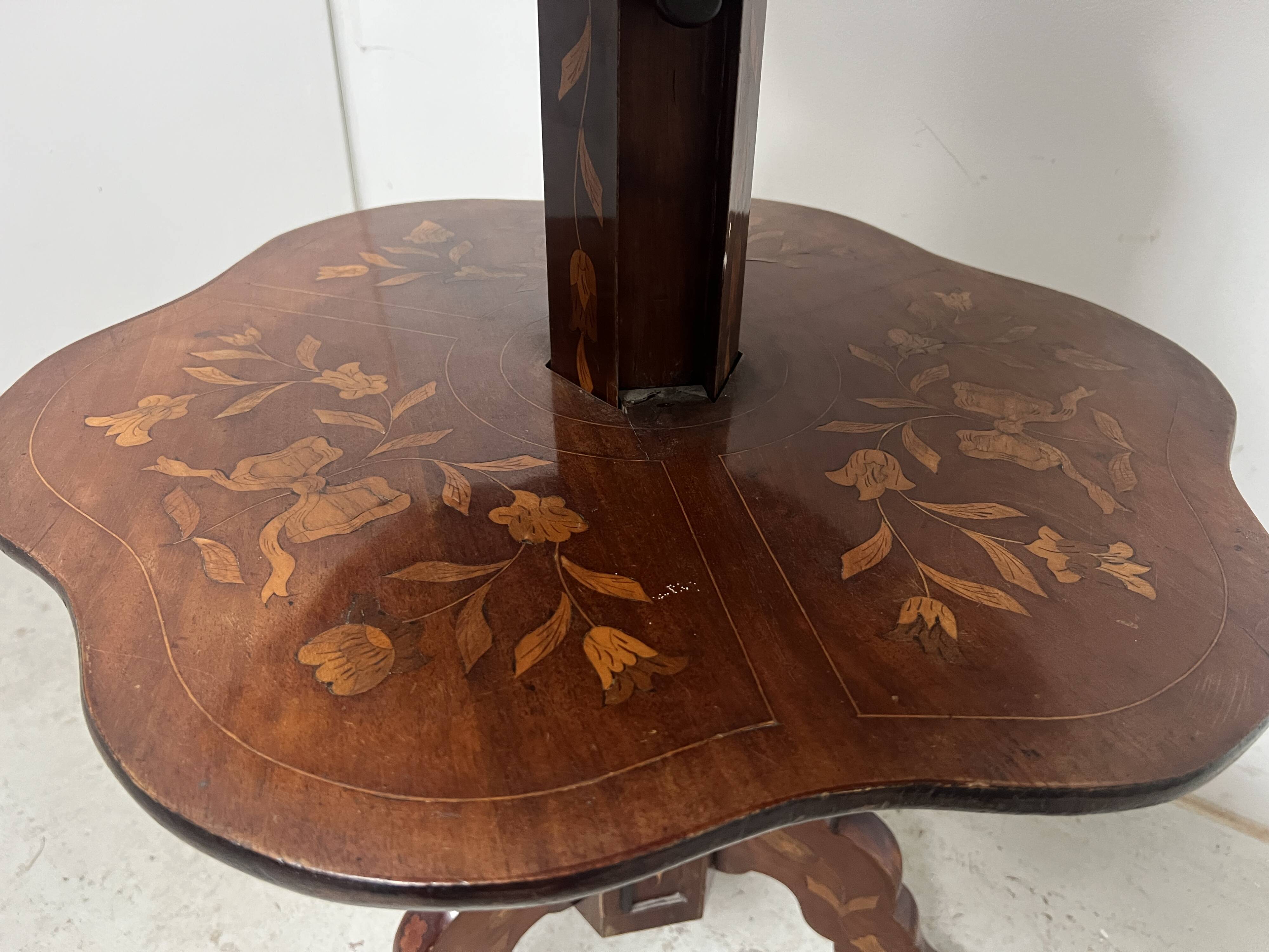 Silent servant with three inlaid trays, 19th century.