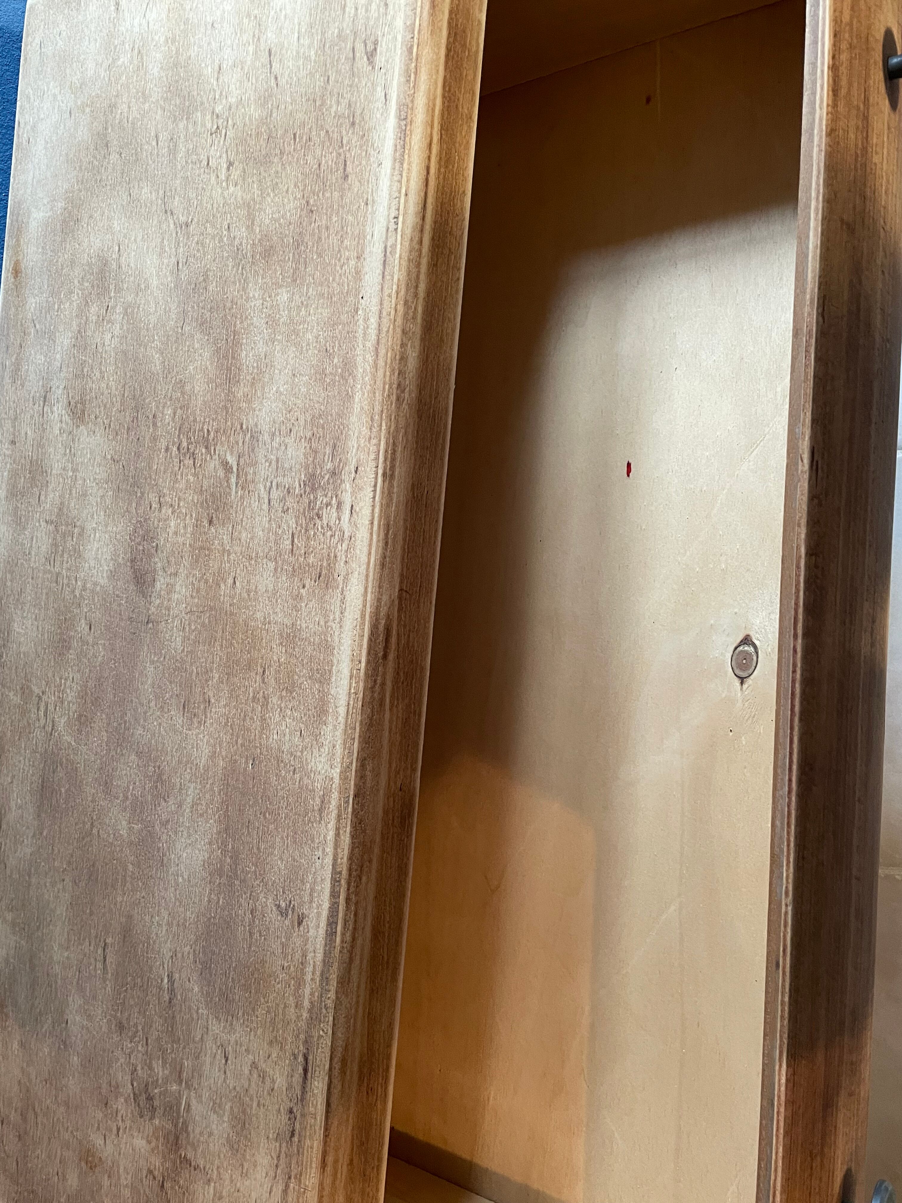 Commode en bois brut