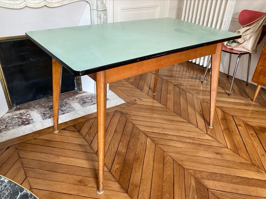 Scandinavian style table in wood & formica