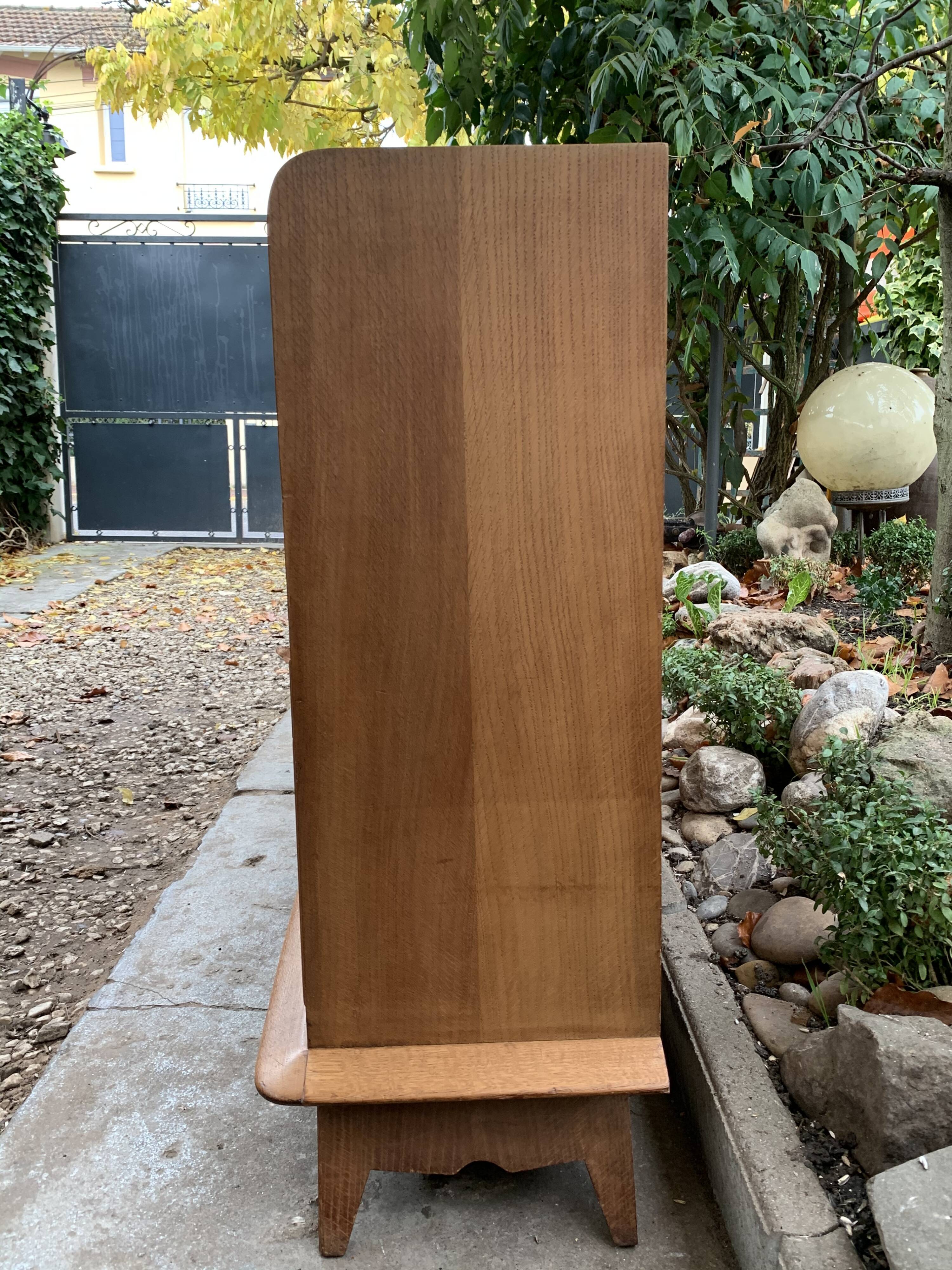 Buffet asymmetrical compass feet