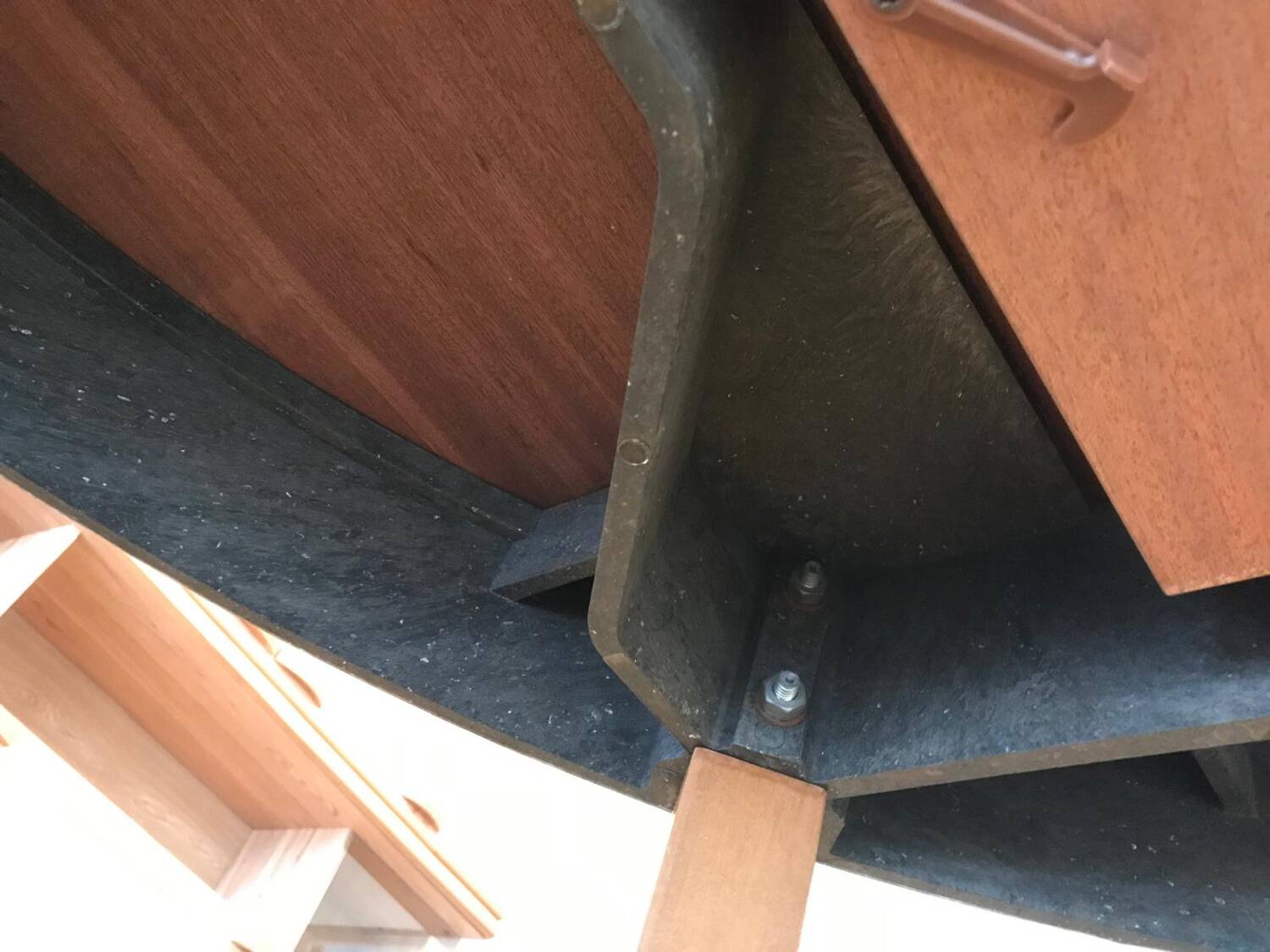 https://letabliquiberon.fr/products/table-ronde-vintage-4-chaises