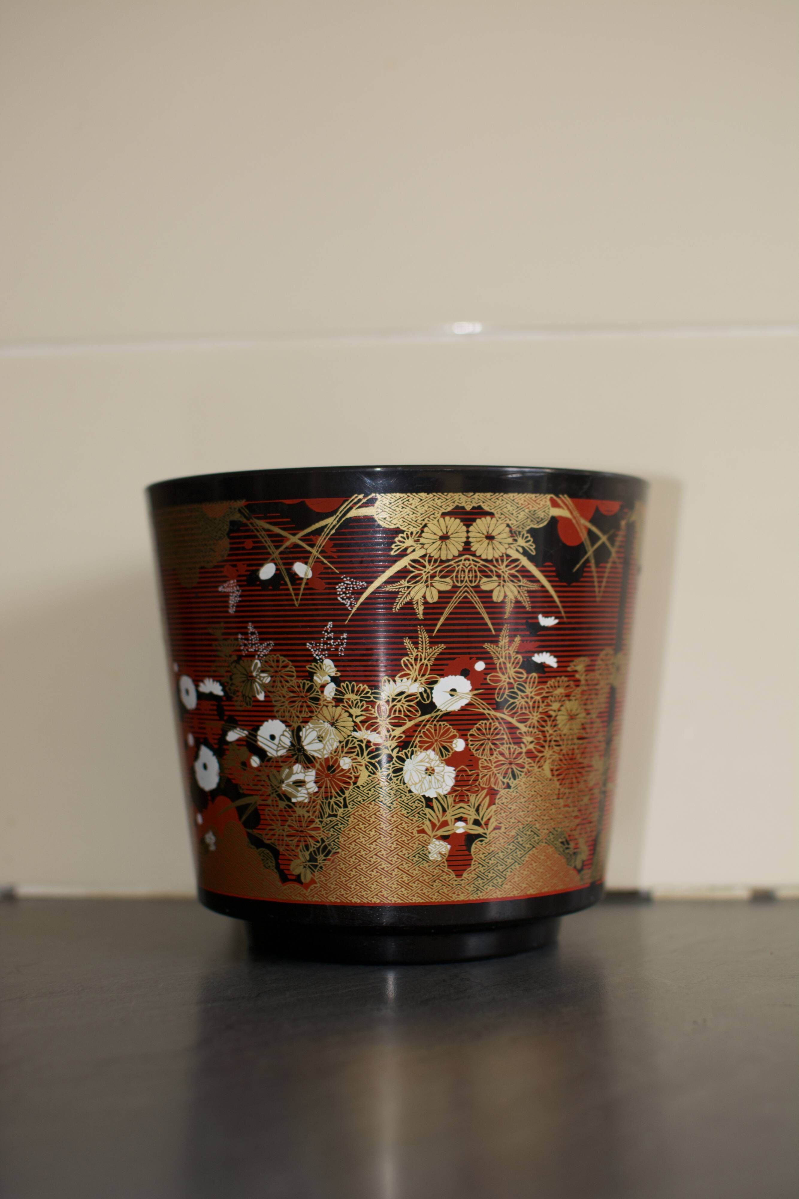 Cache-pot laqué à motifs asiatiques vintage