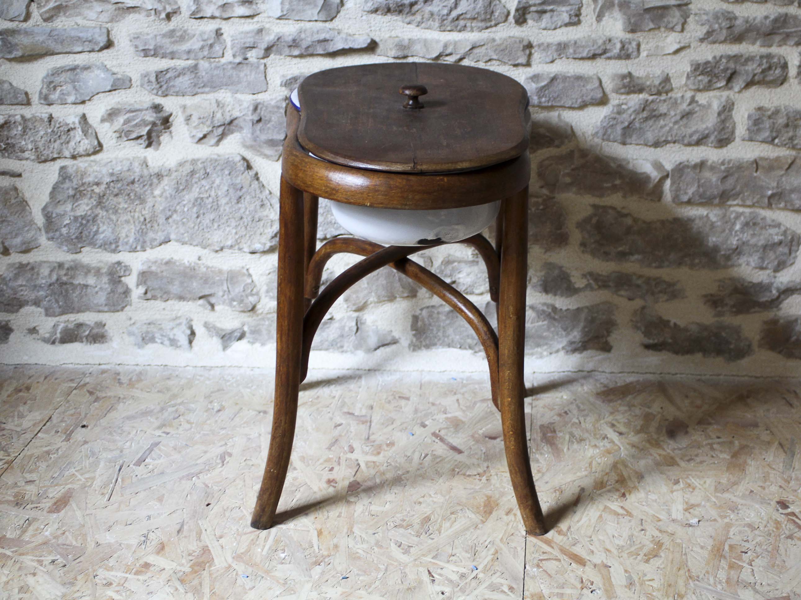 Bidet en bois courbé et métal émaillé