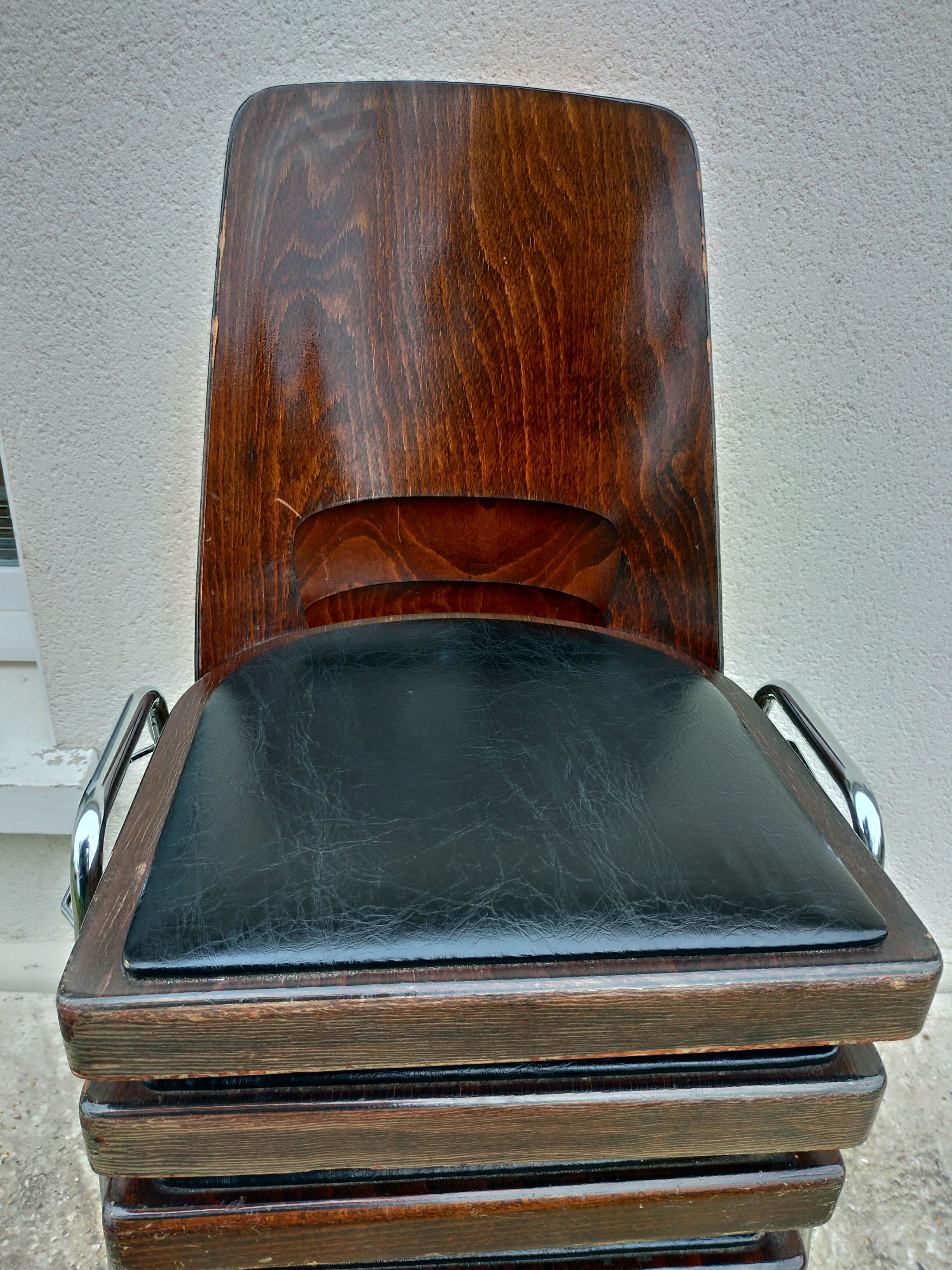 6 stackable Baumann chairs