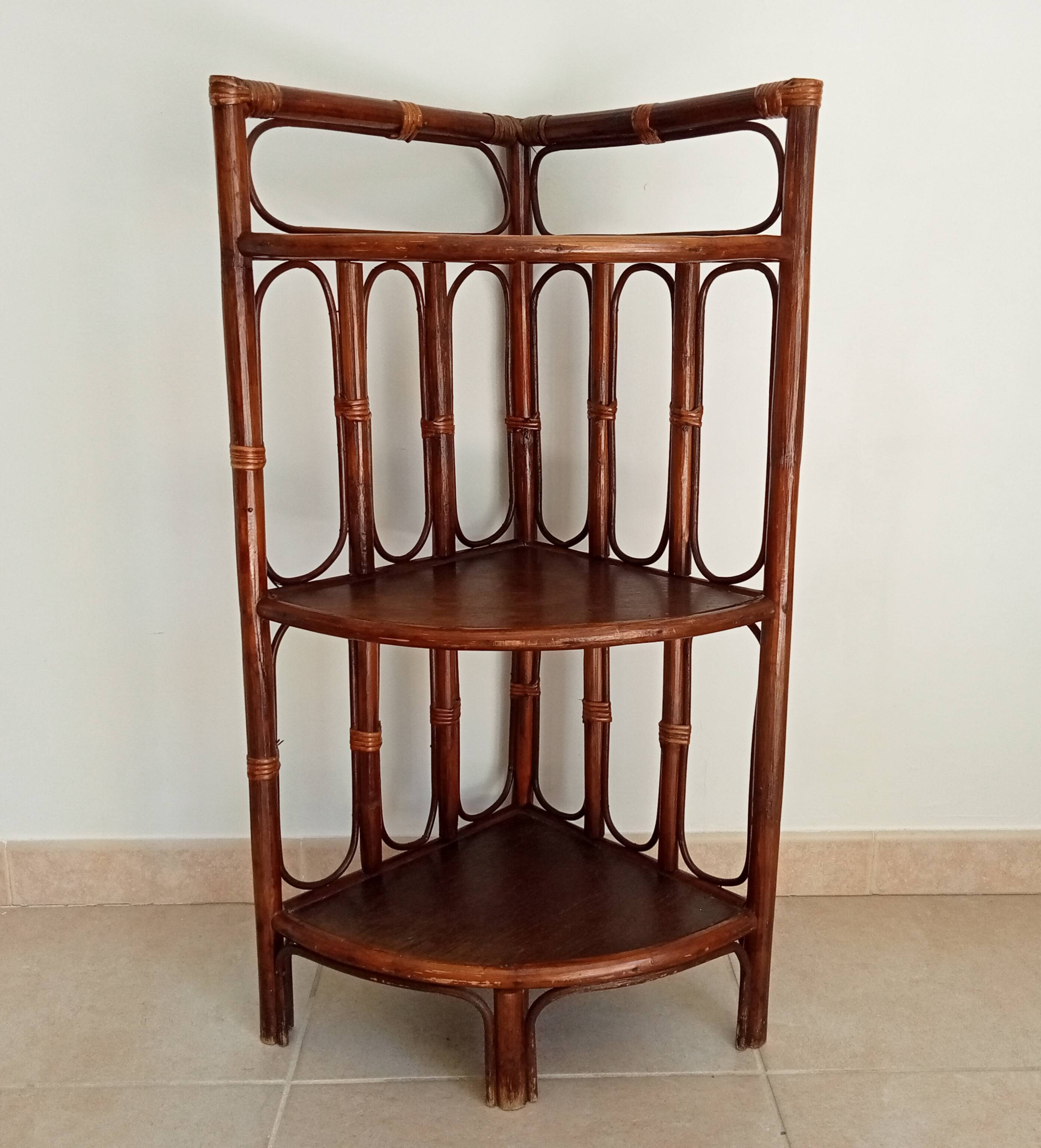 Étagère d' angle vintage bambou et rotin années 70