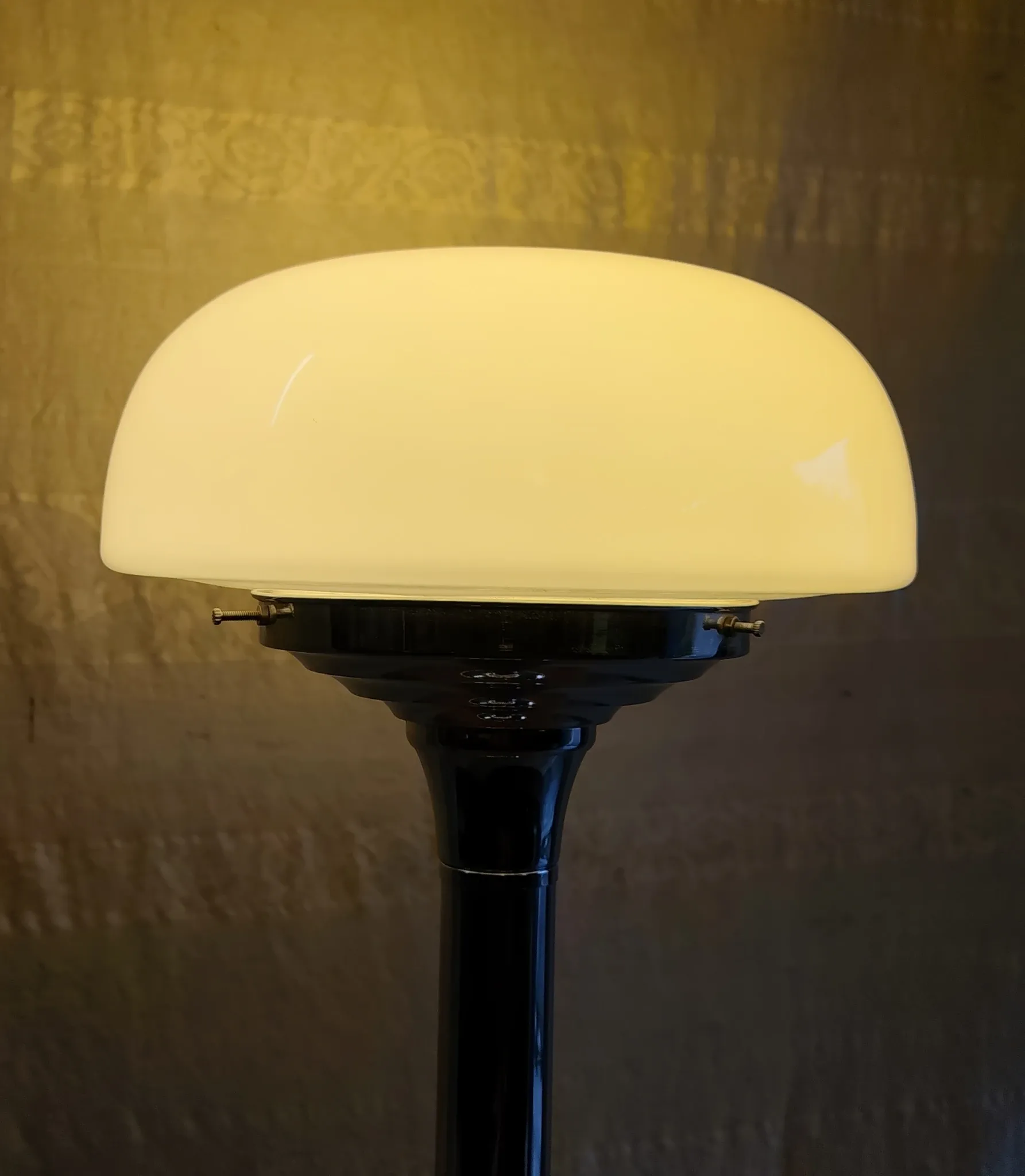 Table lamp in Bauhaus style with chrome metal and opaline globe - mid 20th century.