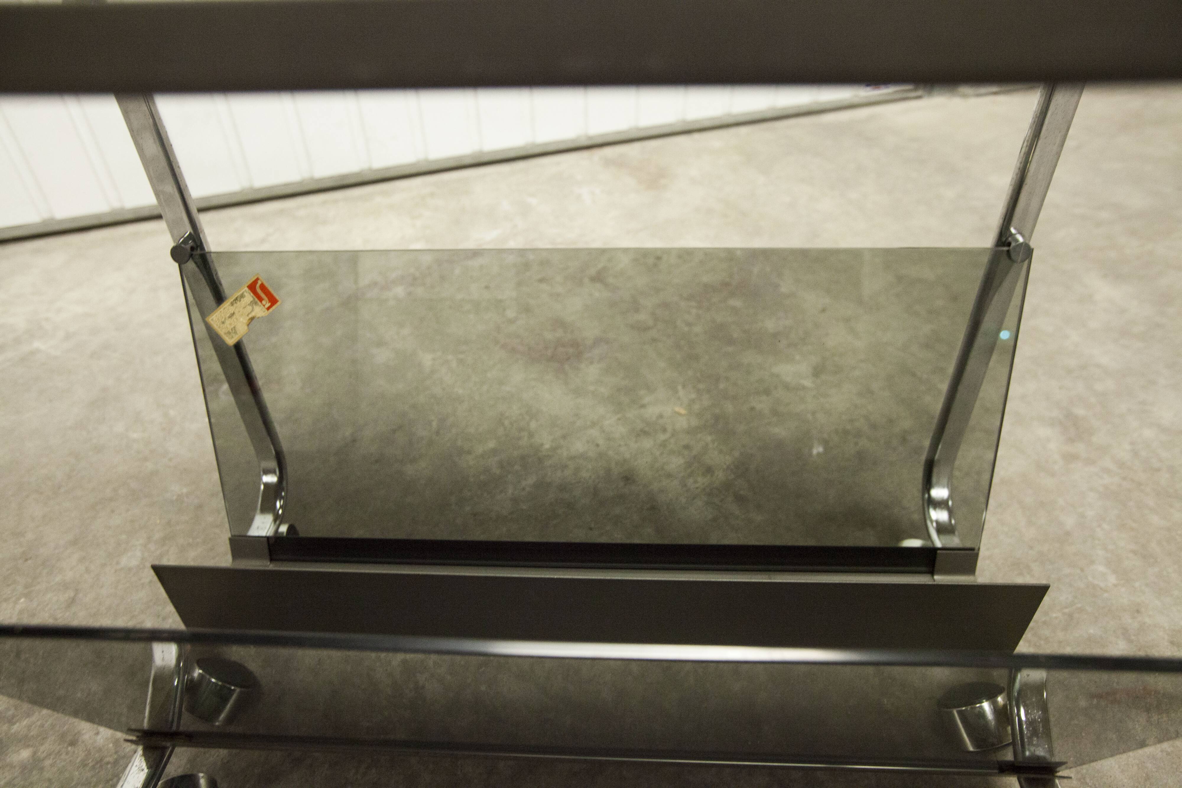 Serving Echts Kristall Spiegelglas Parsol 1980 smoked glass and chrome