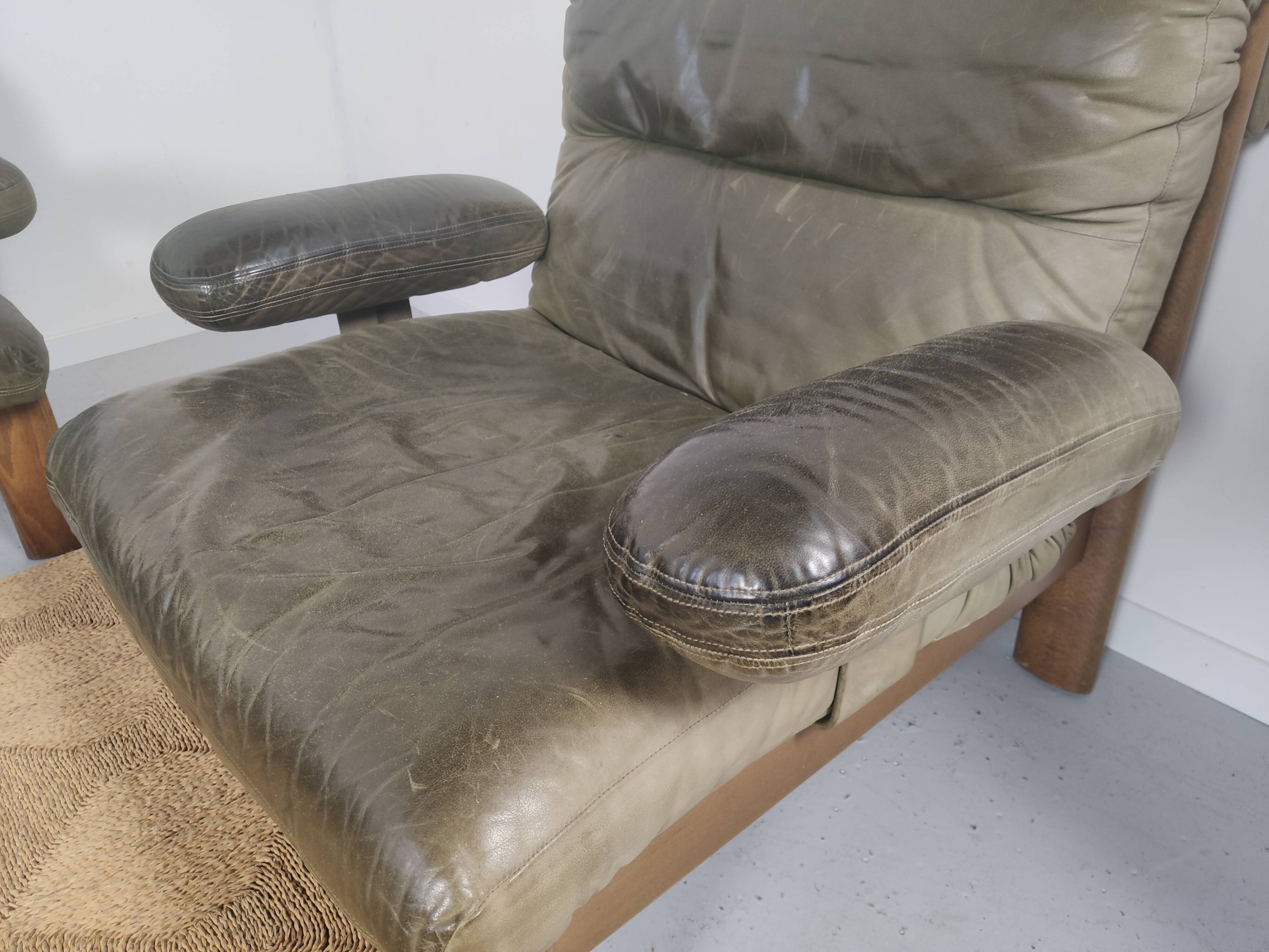 Modulable sofa an armchair in leather and wood