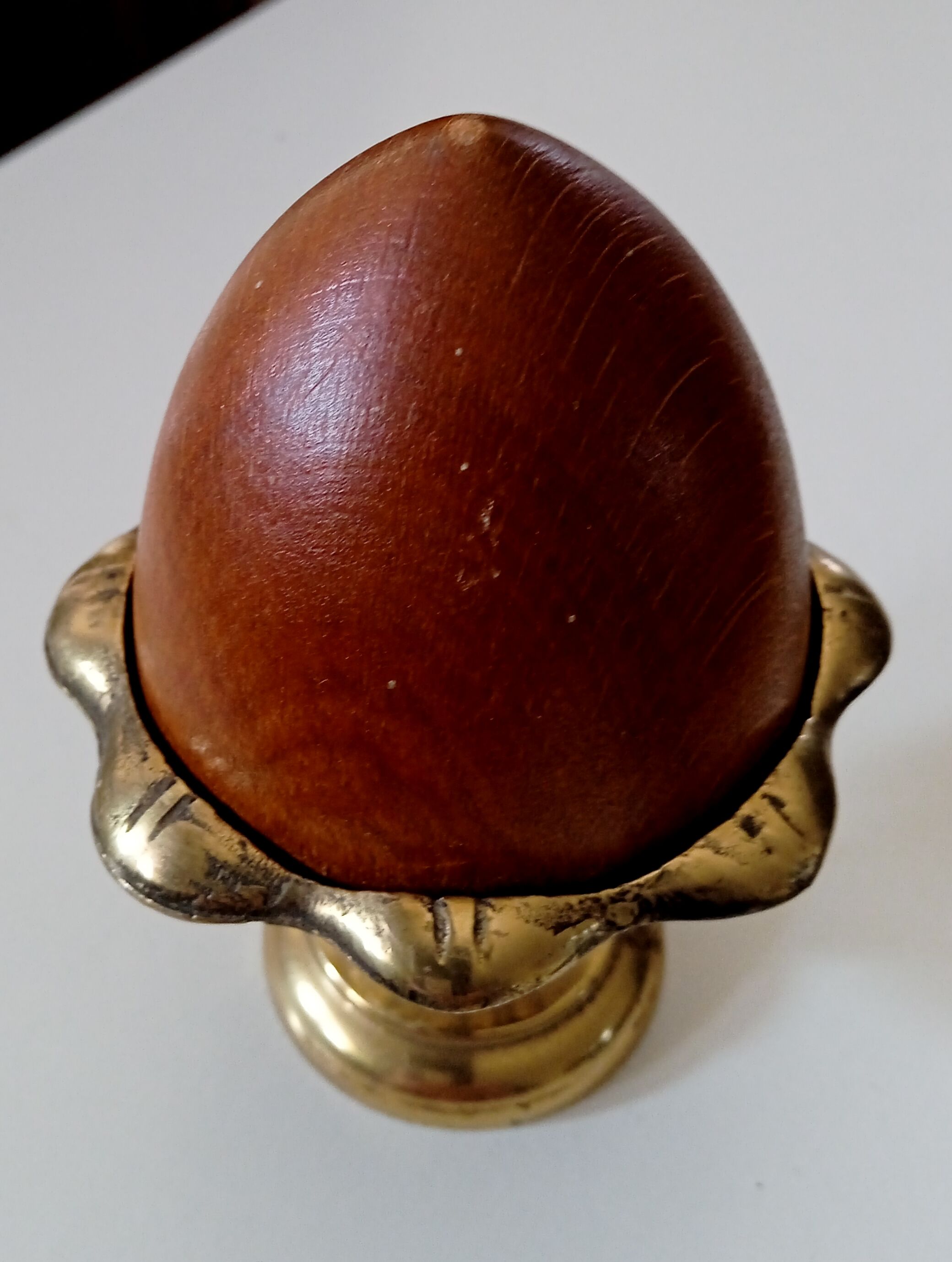 Presse papier œuf en bois dans son coquetier laiton