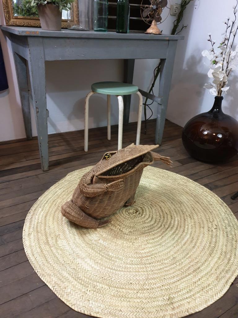 Frog magazine door rattan