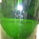 Bouteille en verre soufflé vert de 58 cm.