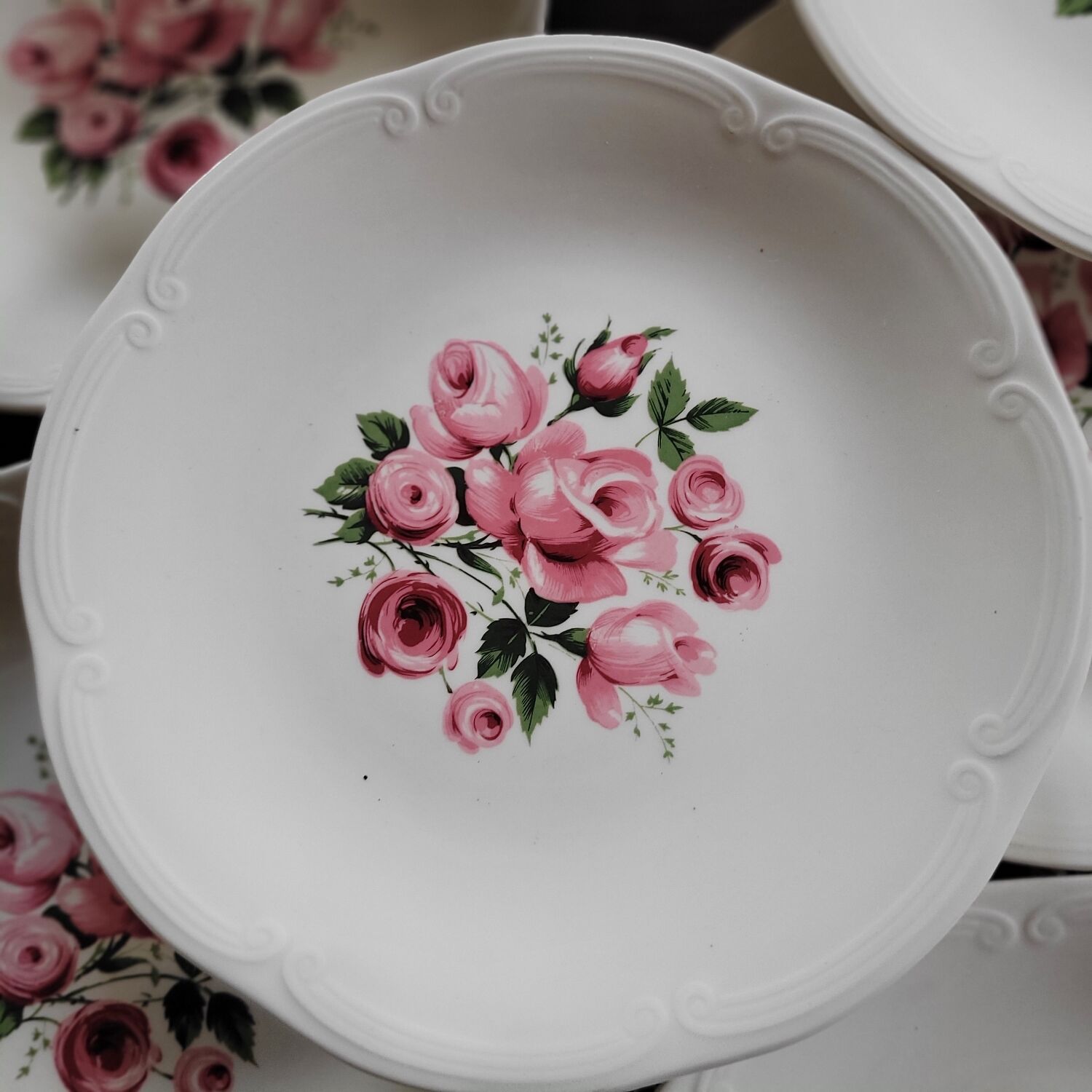 8 Gien dinner plates with rose decoration — 1960s-70s